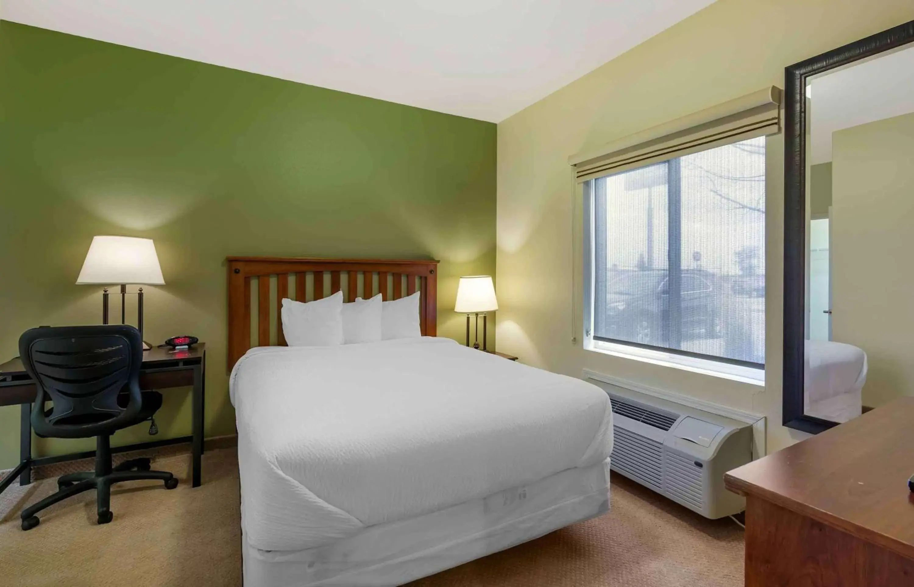 Bedroom, Bed in Extended Stay Americas Suites - Minot