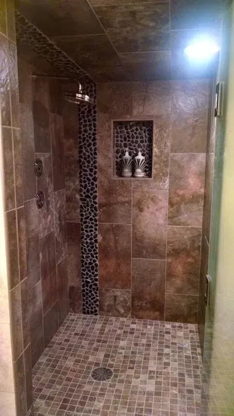 Shower, Bathroom in Bozeman Lewis & Clark Motel