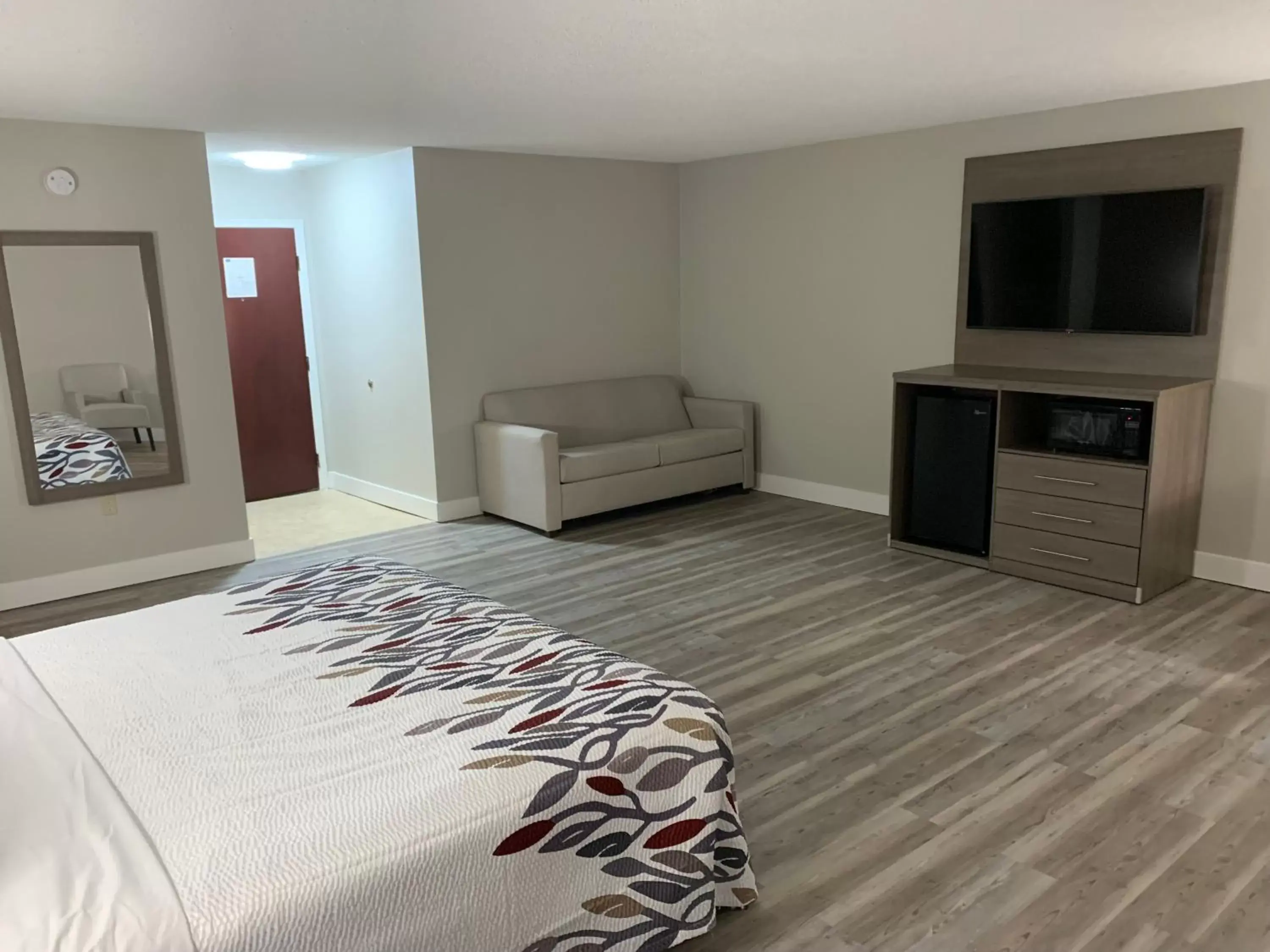 Bedroom, TV/Entertainment Center in Red Roof Inn & Suites Vineland - Buena