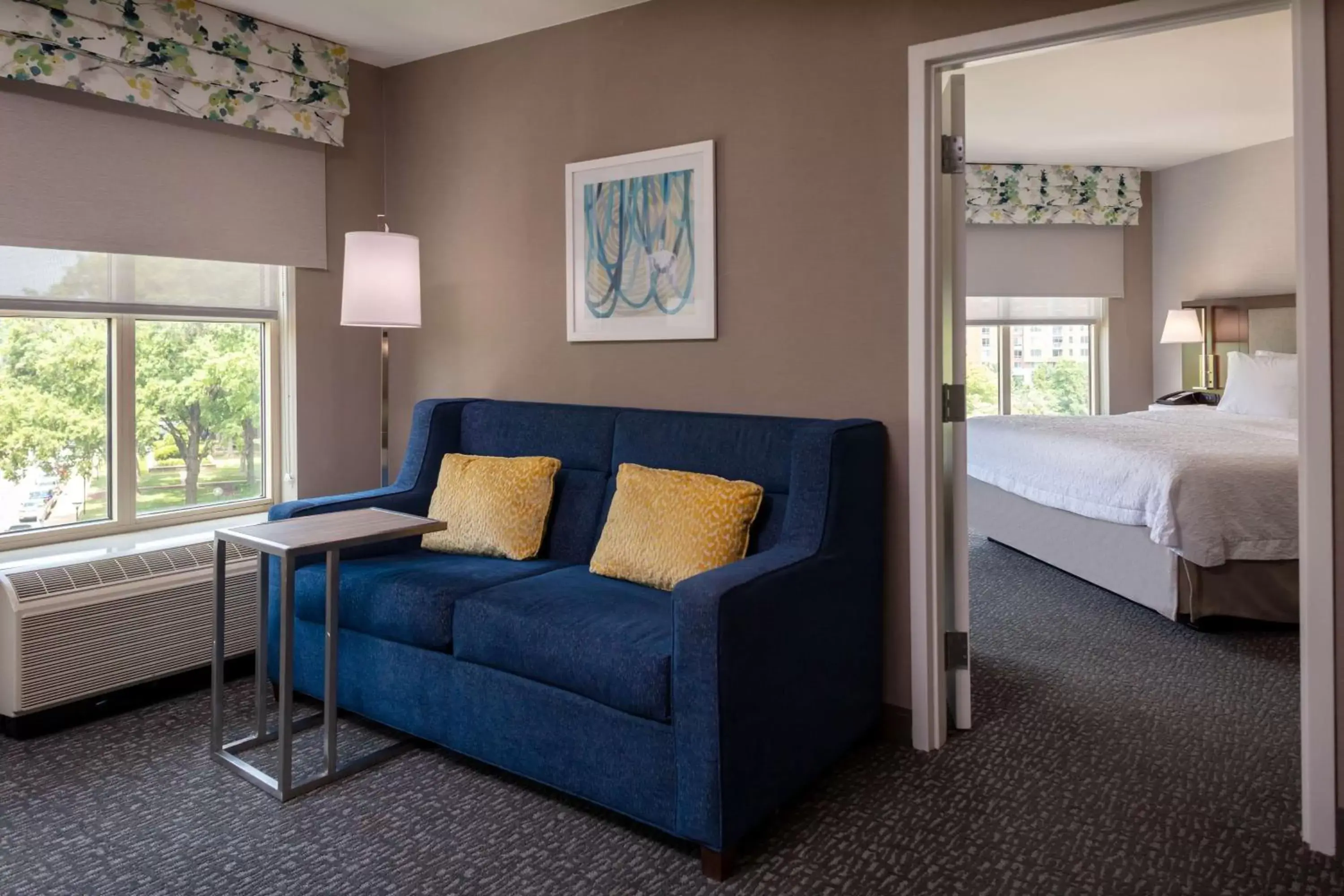 Living room, Seating Area in Hampton Inn & Suites Arlington Crystal City DCA