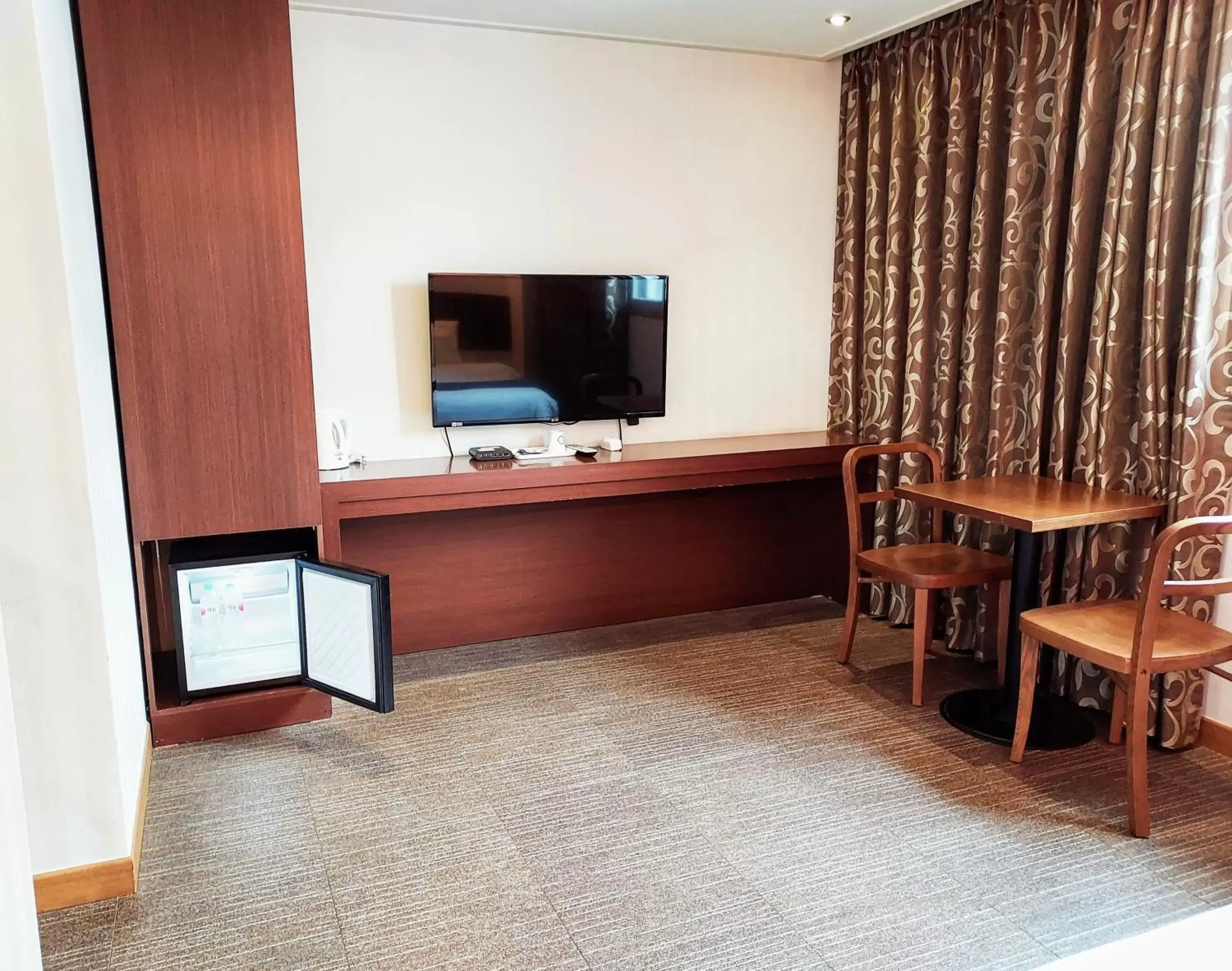 TV and multimedia, TV/Entertainment Center in Namsan Hill Hotel
