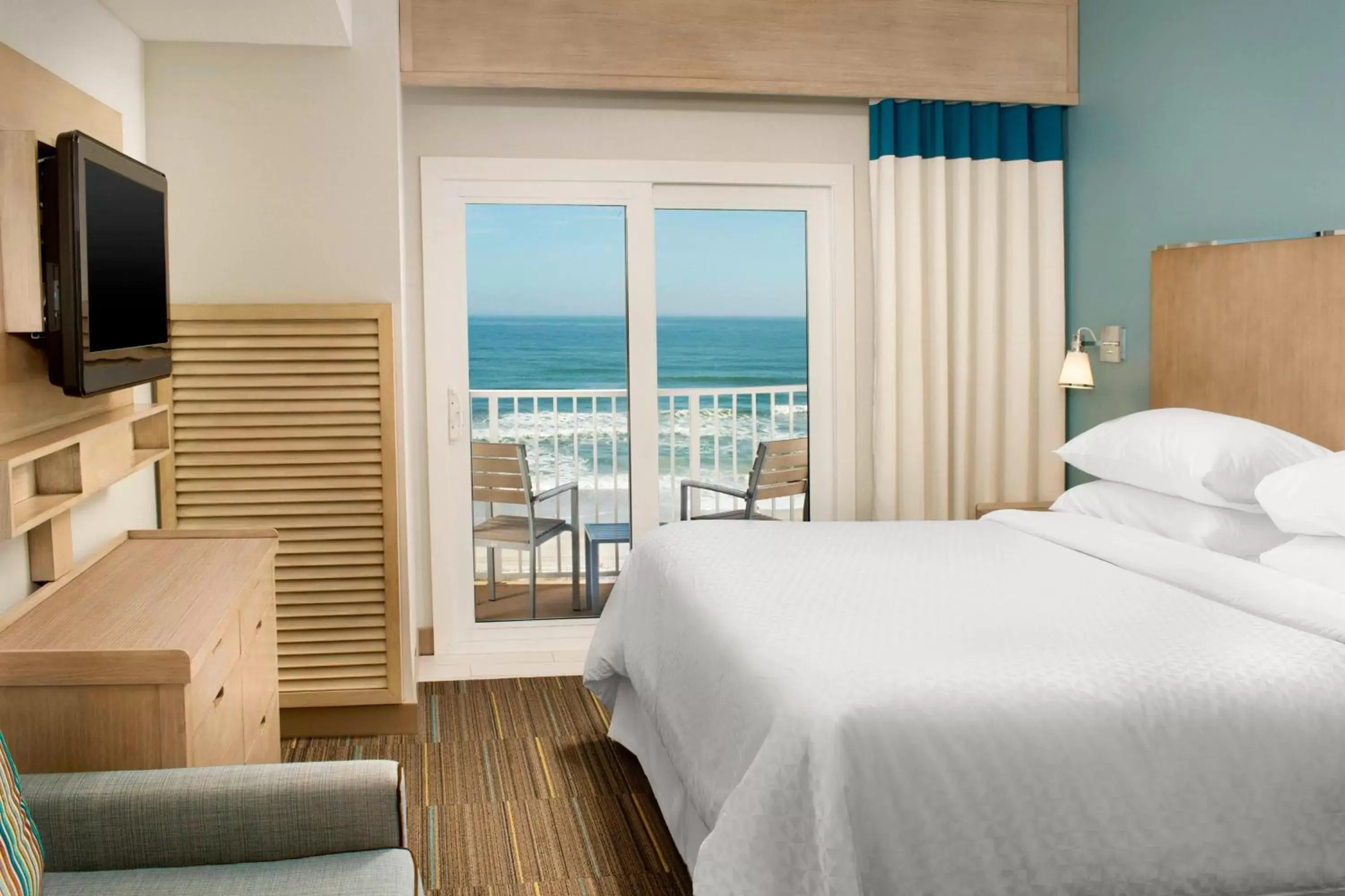 Bedroom in Four Points by Sheraton Jacksonville Beachfront