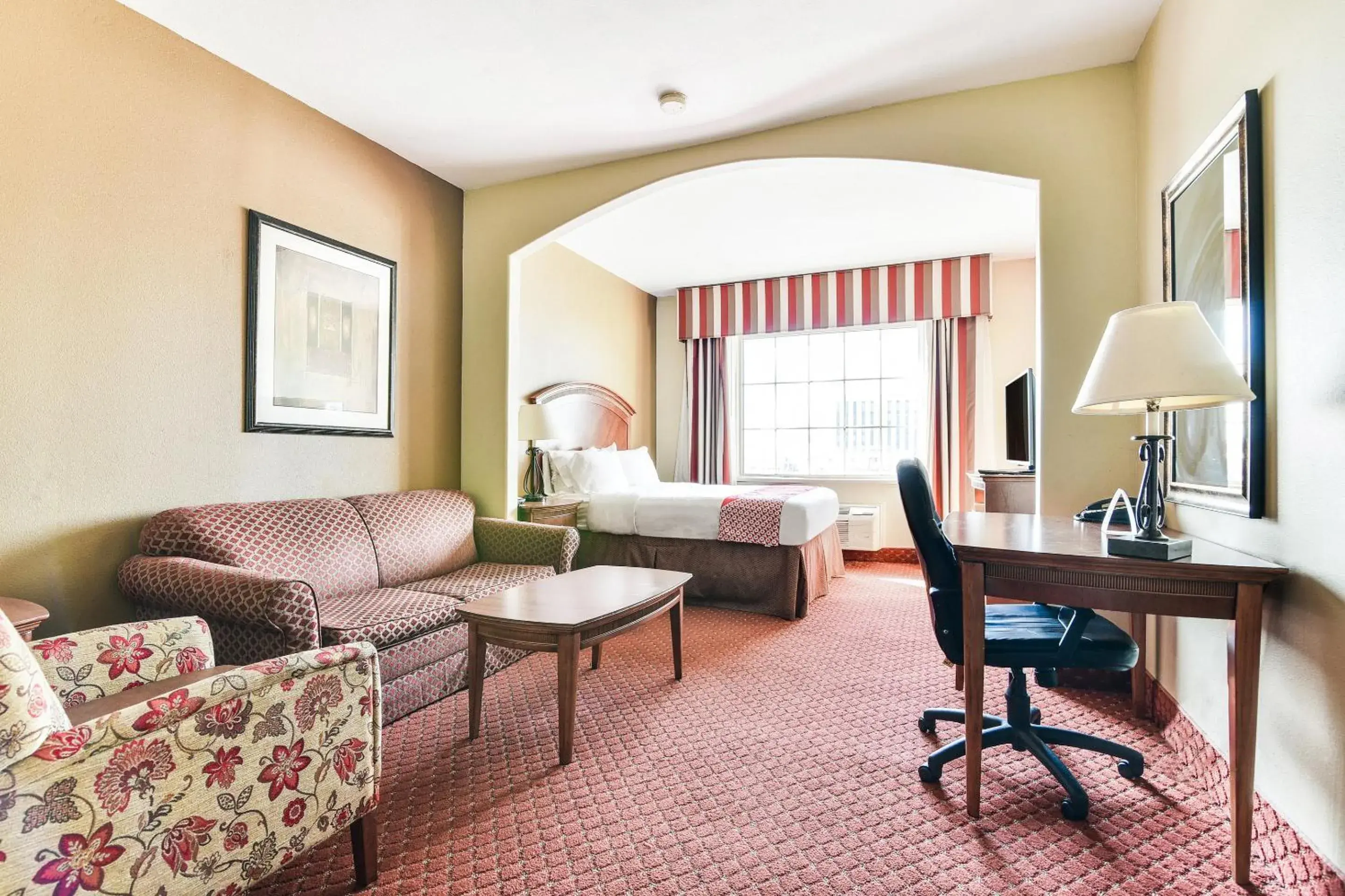 Bedroom in OYO Townhouse Oklahoma City Airport