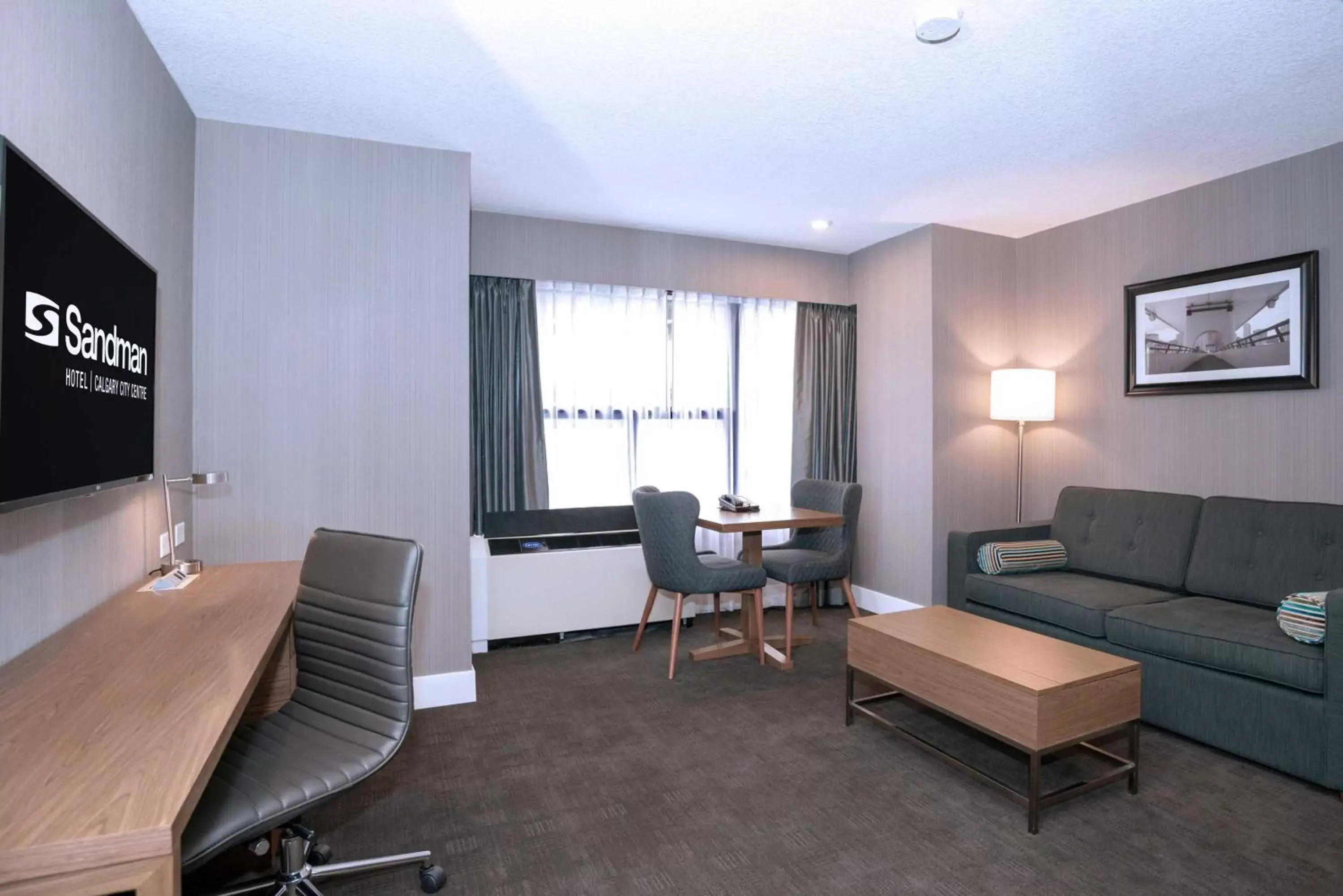 Photo of the whole room in Sandman Signature Calgary Downtown Hotel