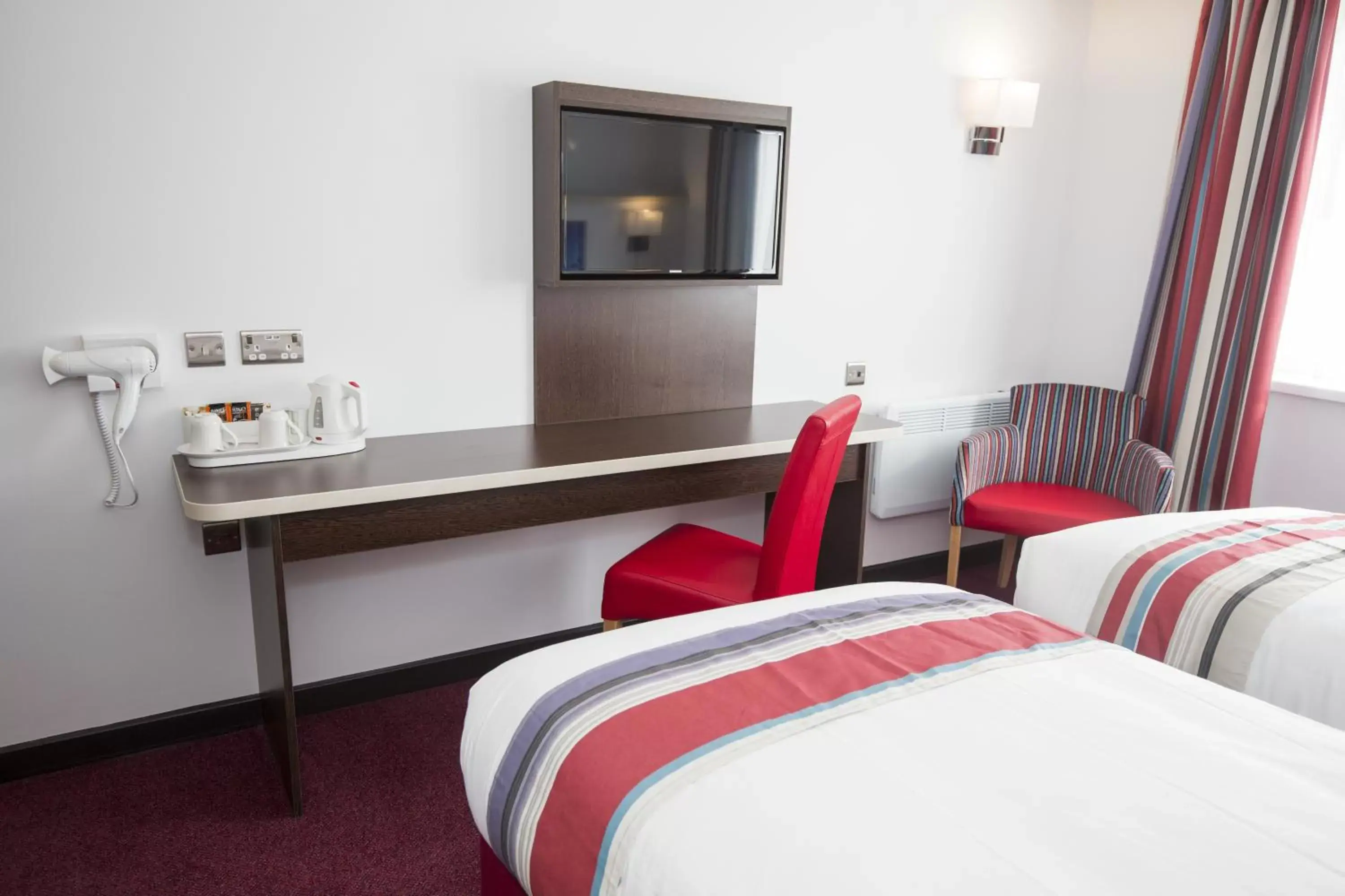 Photo of the whole room, Bed in Ramada Milton Keynes