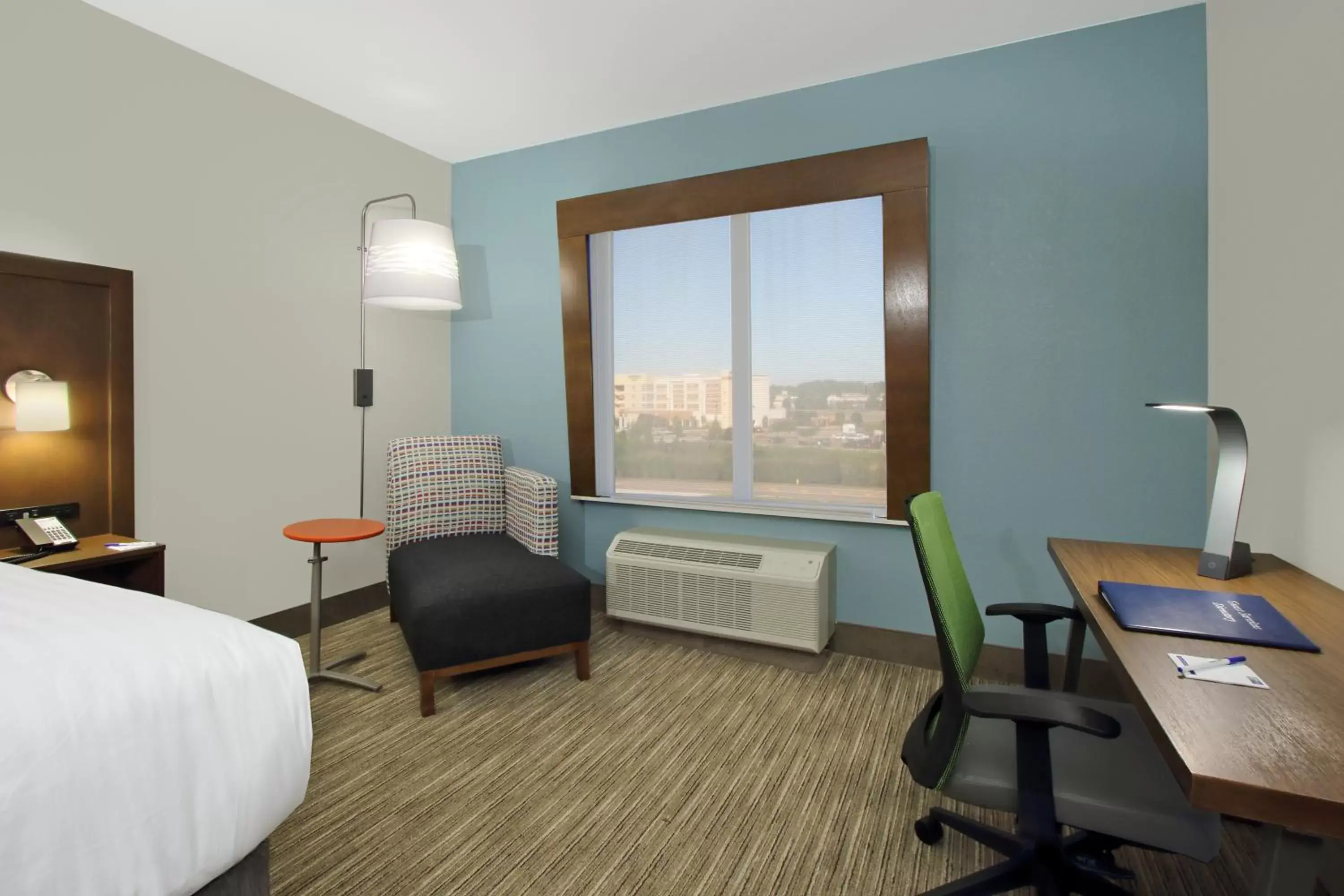 Seating area in Holiday Inn Express & Suites - Columbus North, an IHG Hotel