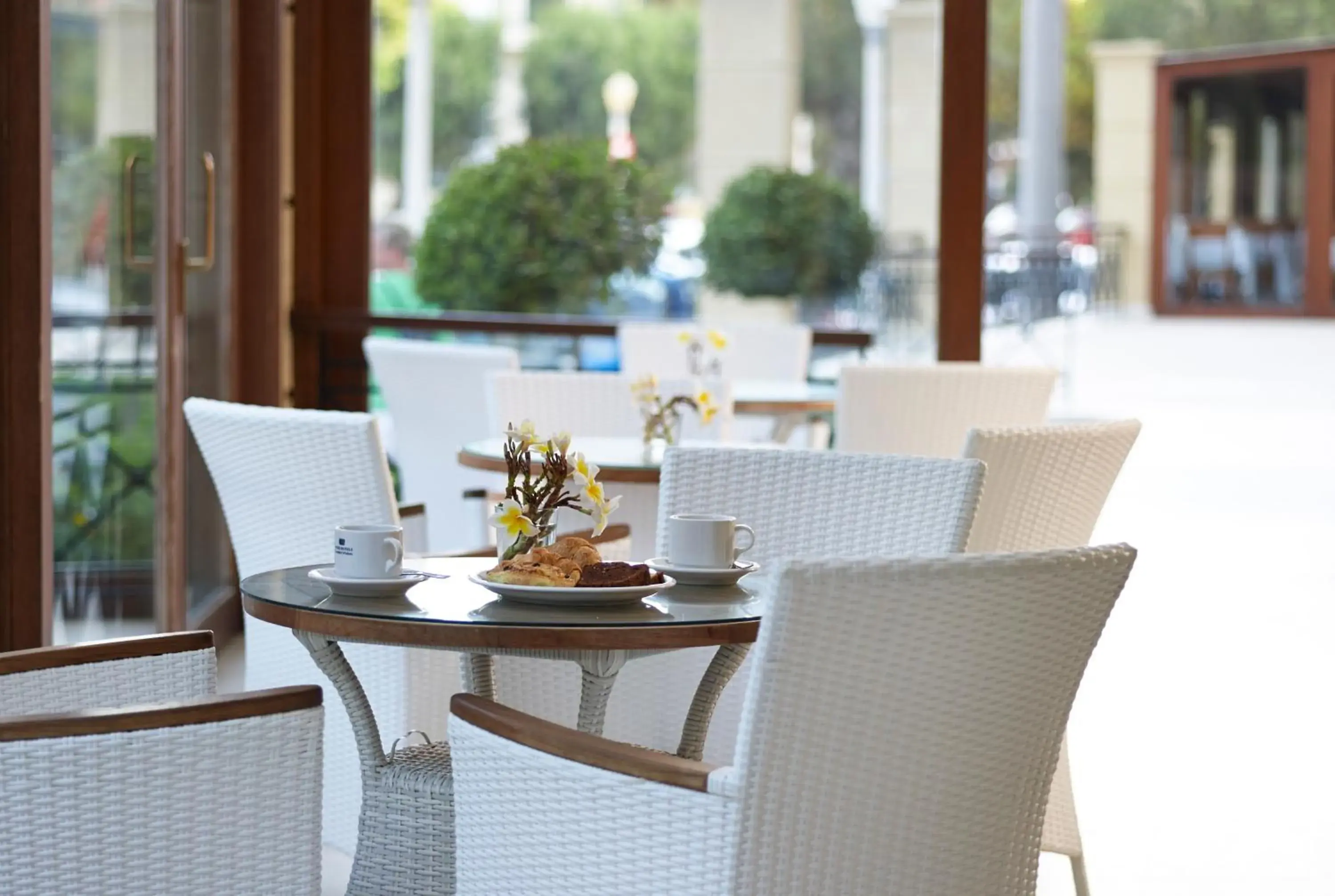 Lounge or bar, Restaurant/Places to Eat in Mitsis Petit Palais Beach Hotel