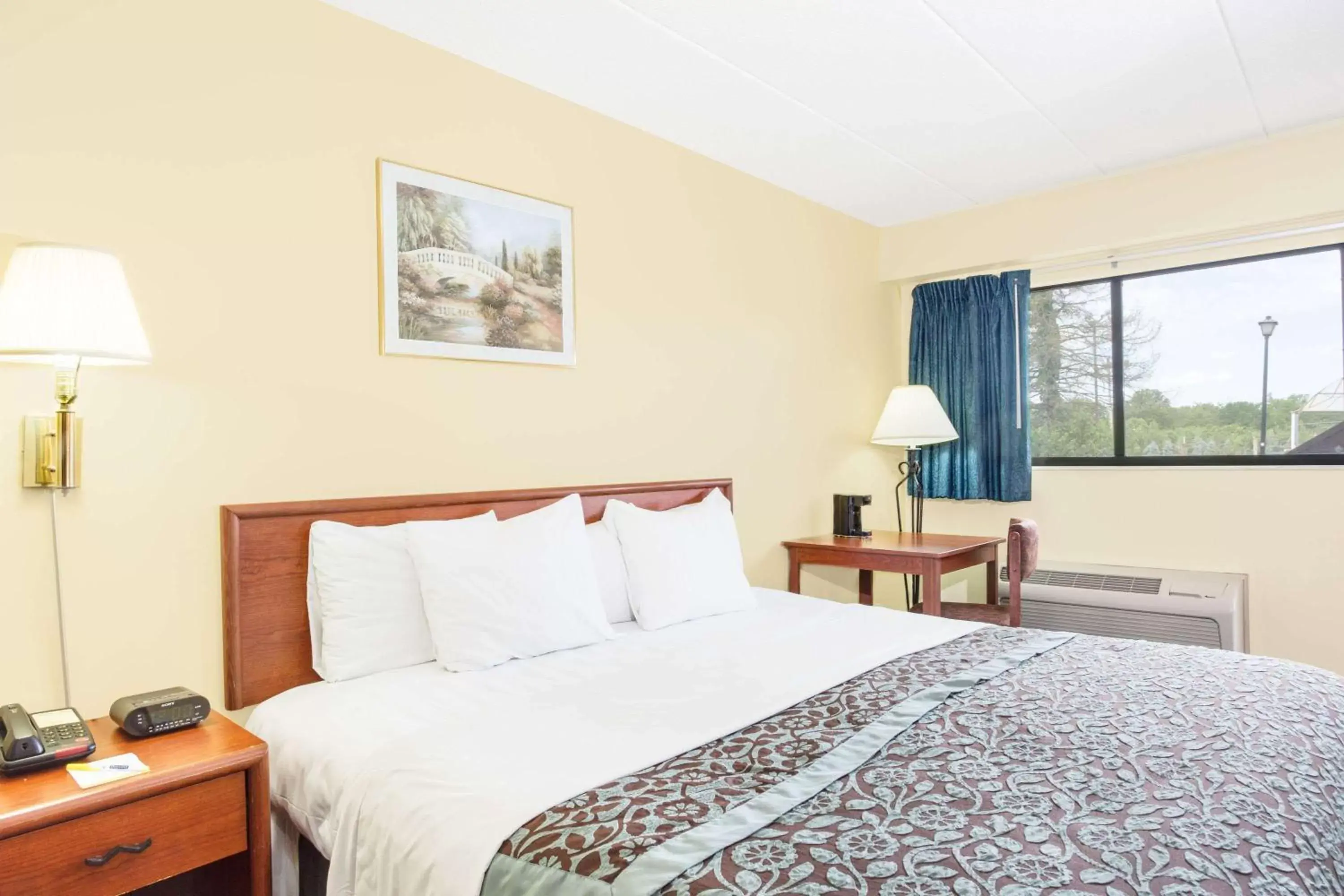 Photo of the whole room, Bed in Days Inn by Wyndham Athens