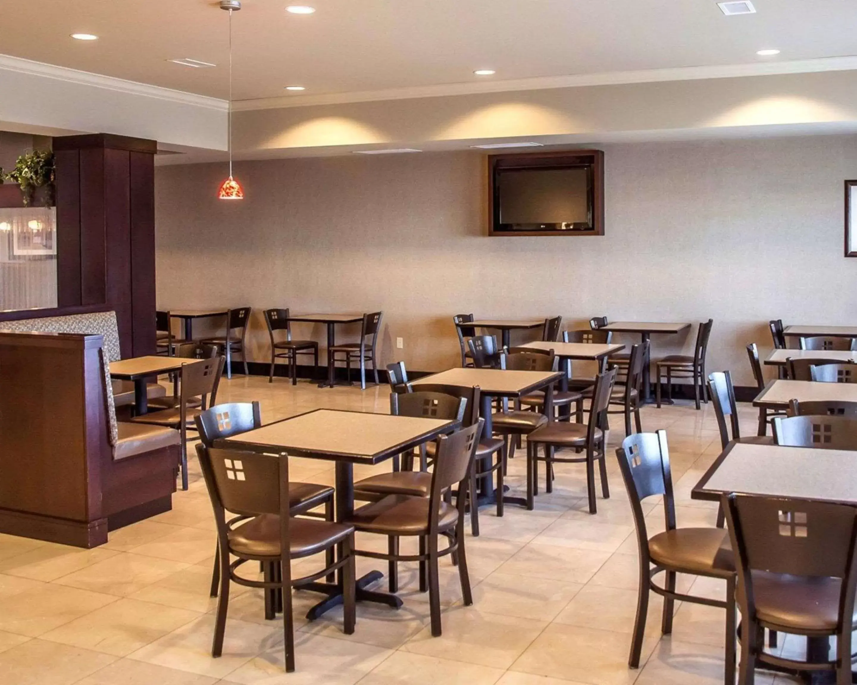 Restaurant/Places to Eat in Comfort Suites Cincinnati North