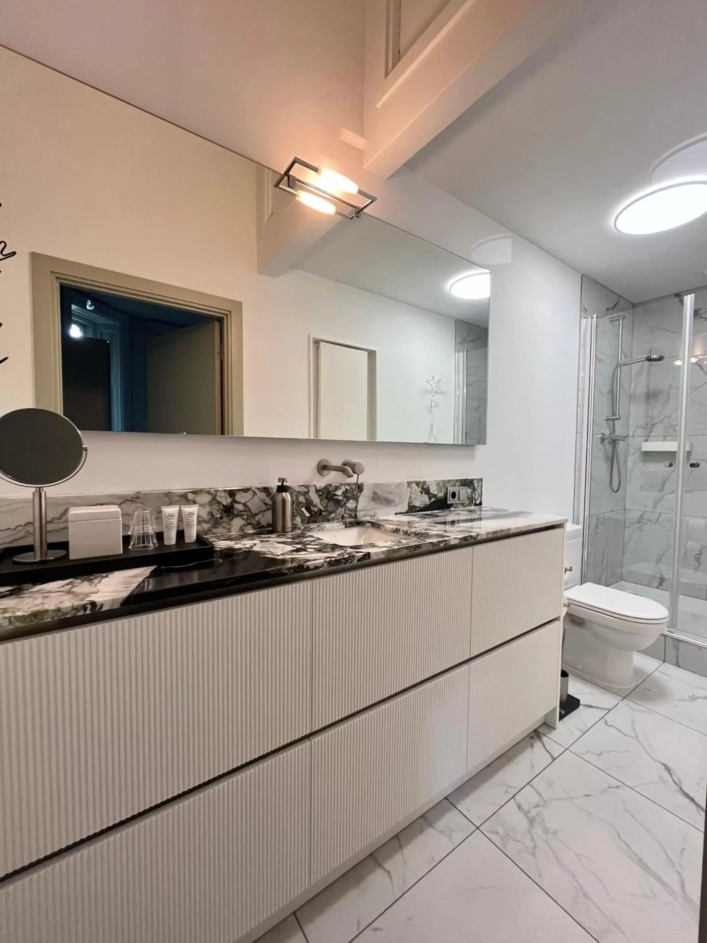 Bathroom, Kitchen/Kitchenette in Hotel Villa Trompenberg