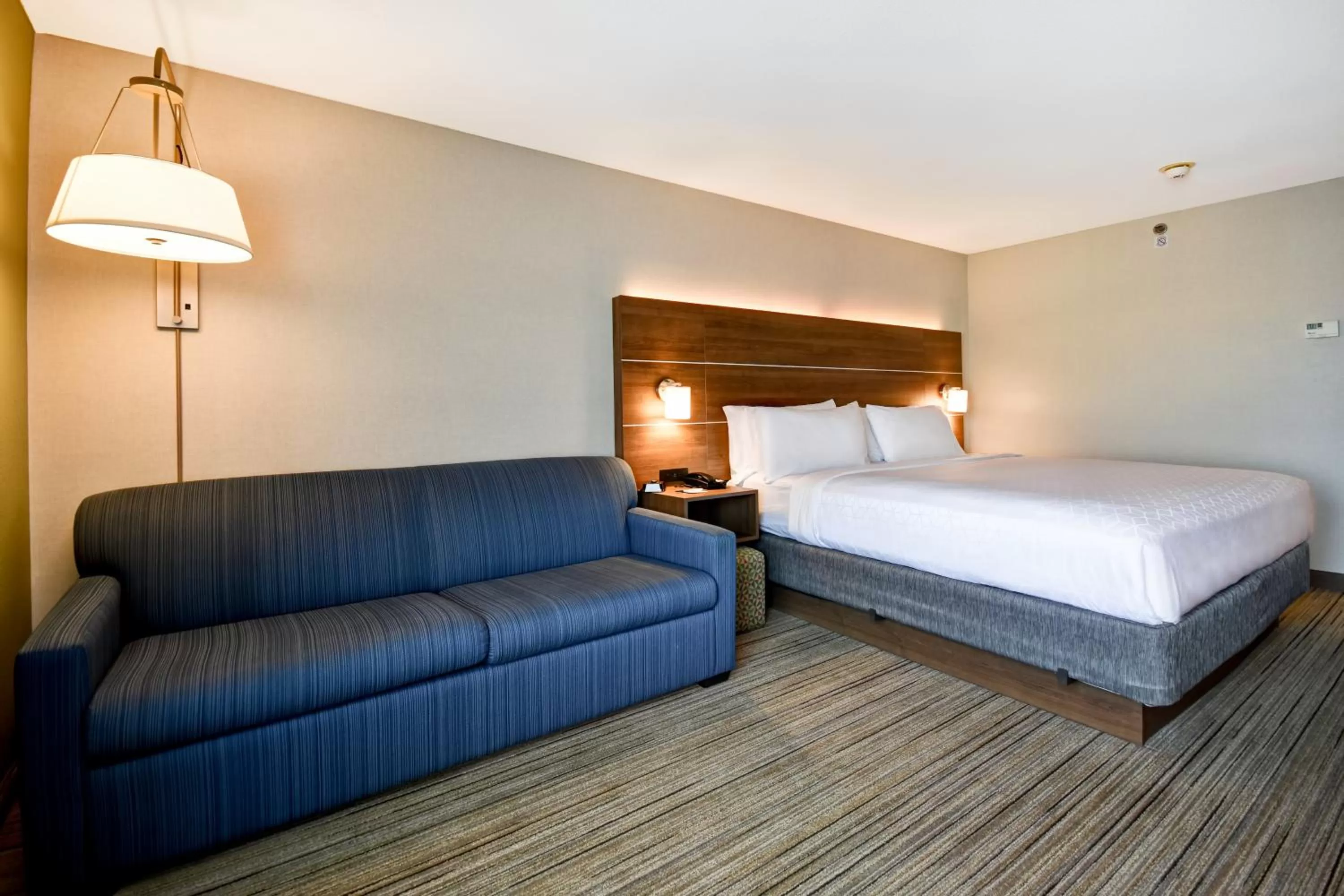 Photo of the whole room, Bed in Holiday Inn Express Newport North - Middletown by IHG