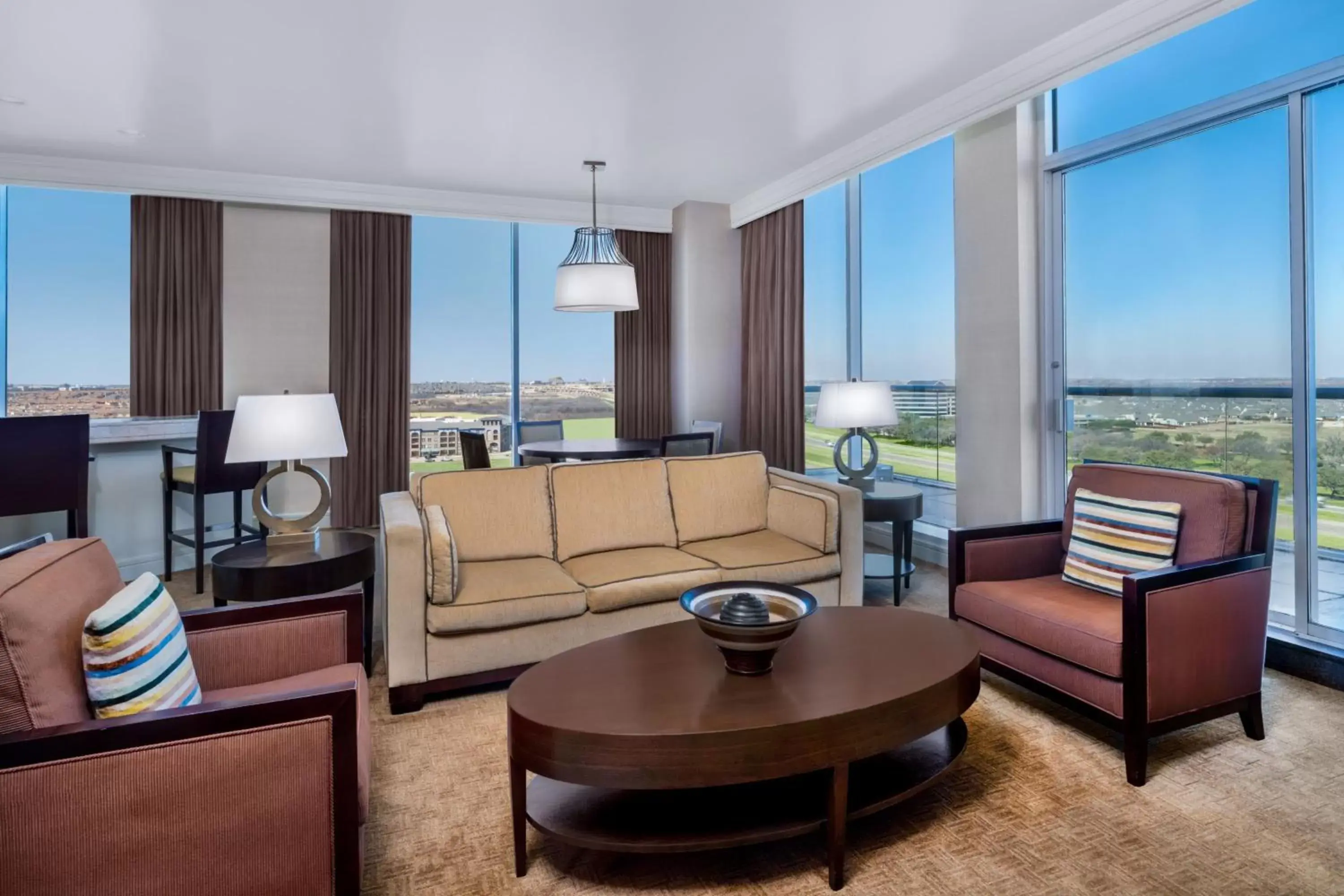 Living room, Seating Area in Renaissance Dallas North Hotel