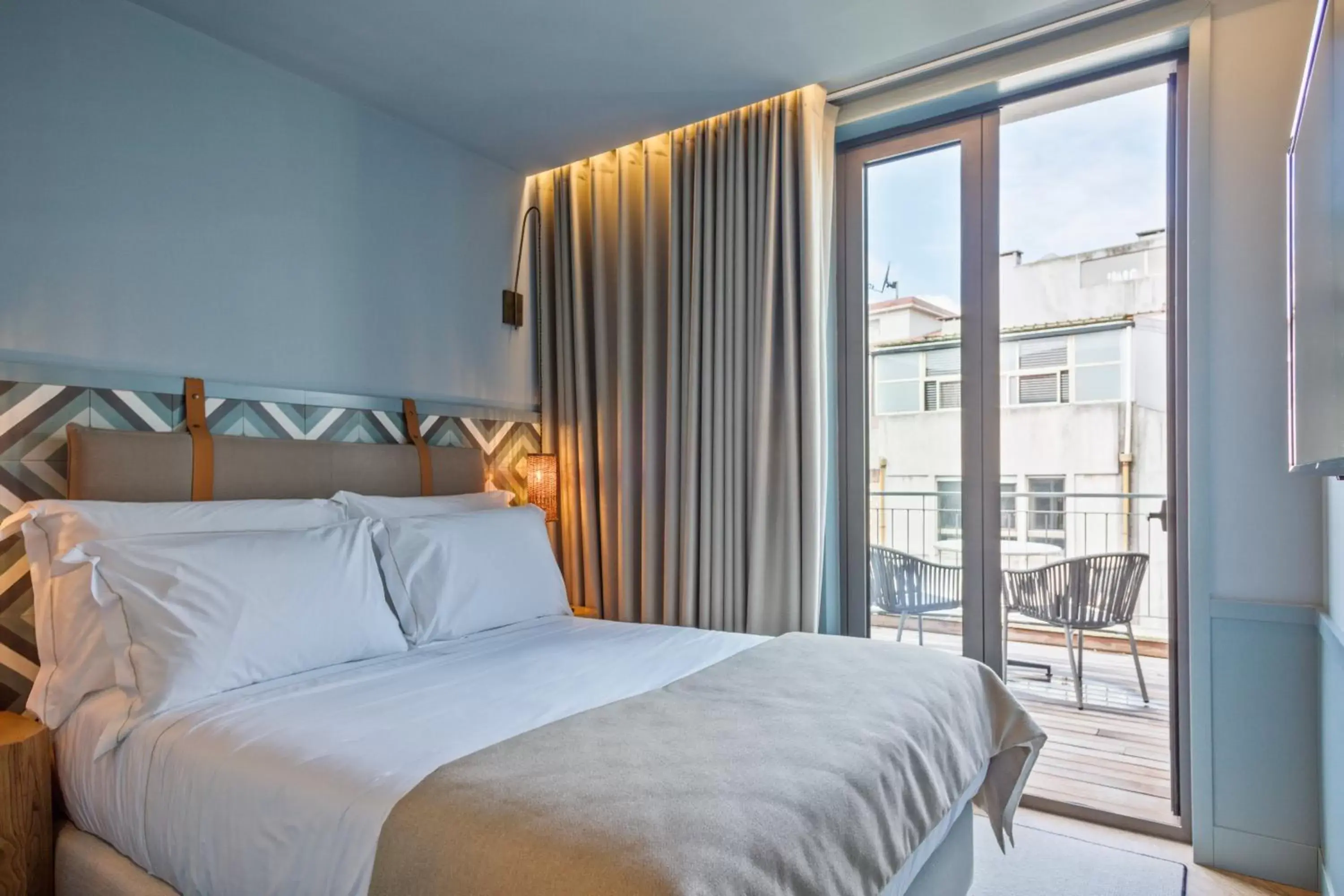 Photo of the whole room, Bed in Pur Oporto Boutique Hotel by actahotels