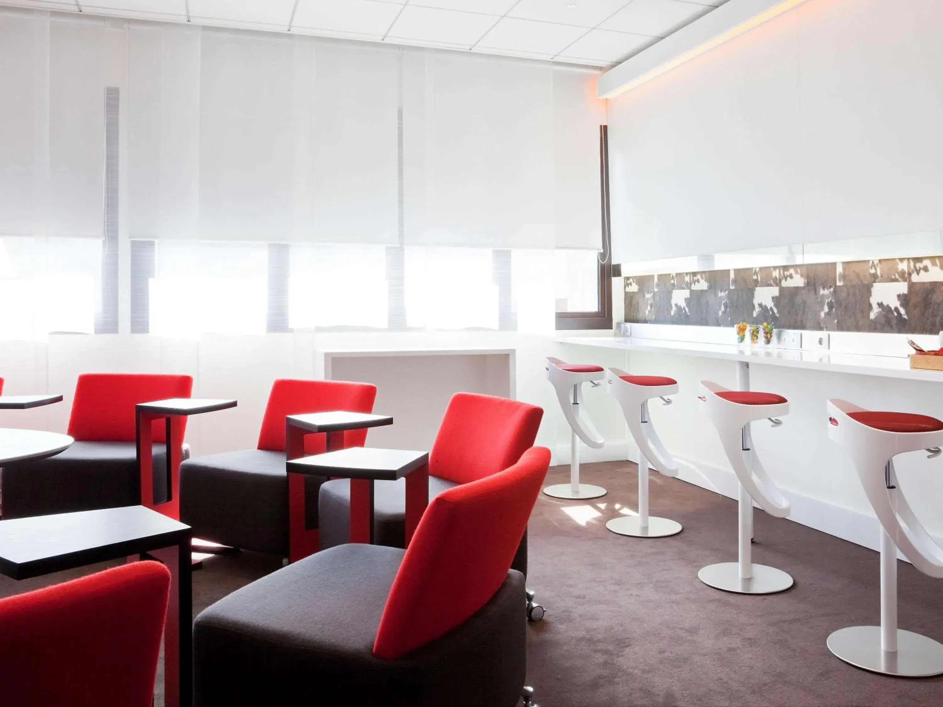 Property building, Lounge/Bar in Novotel Marseille Vieux Port