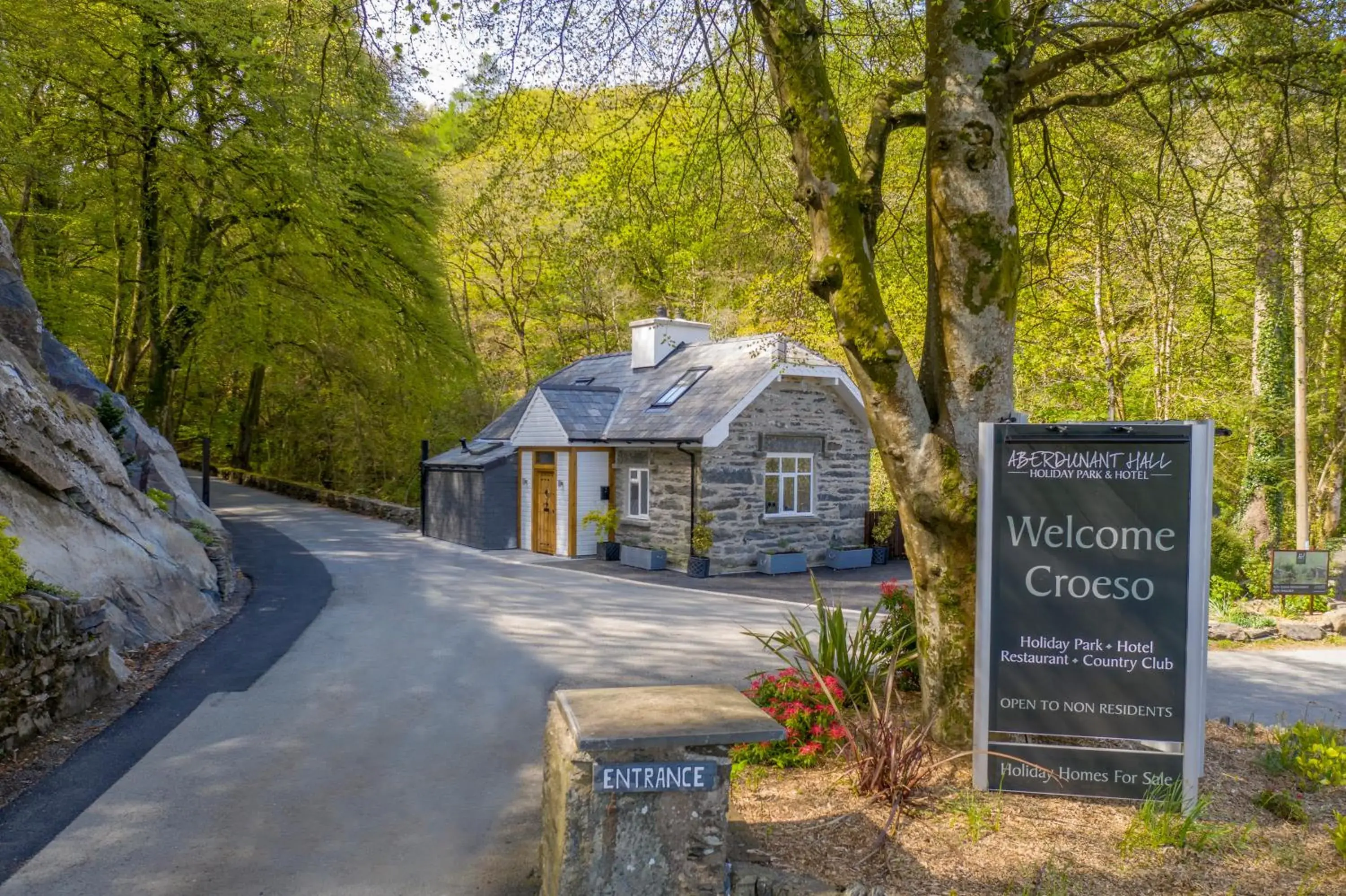 Facade/entrance, Property Building in Aberdunant Hall Country Hotel