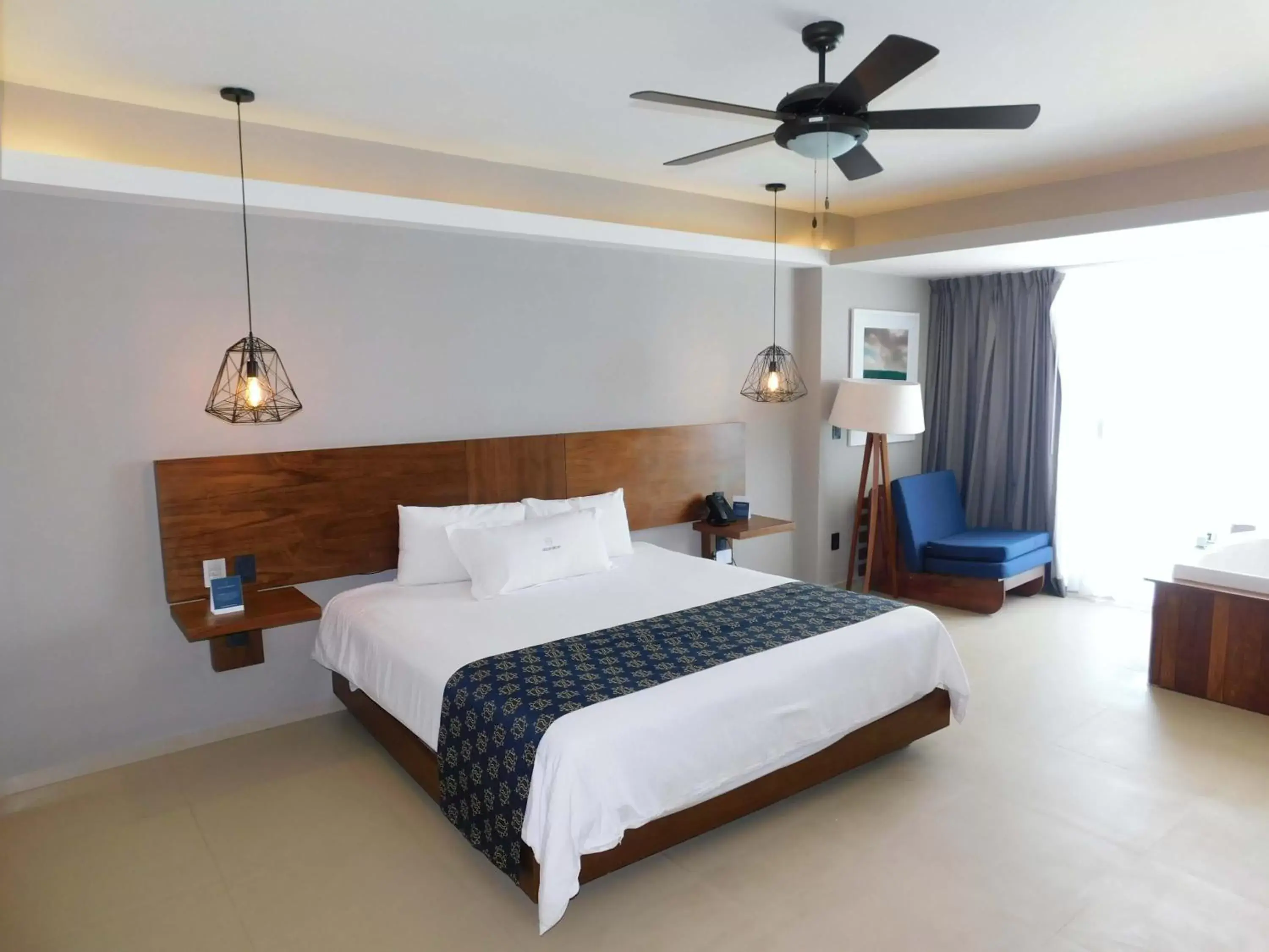 Bed in Ocean Dream Cancun by GuruHotel