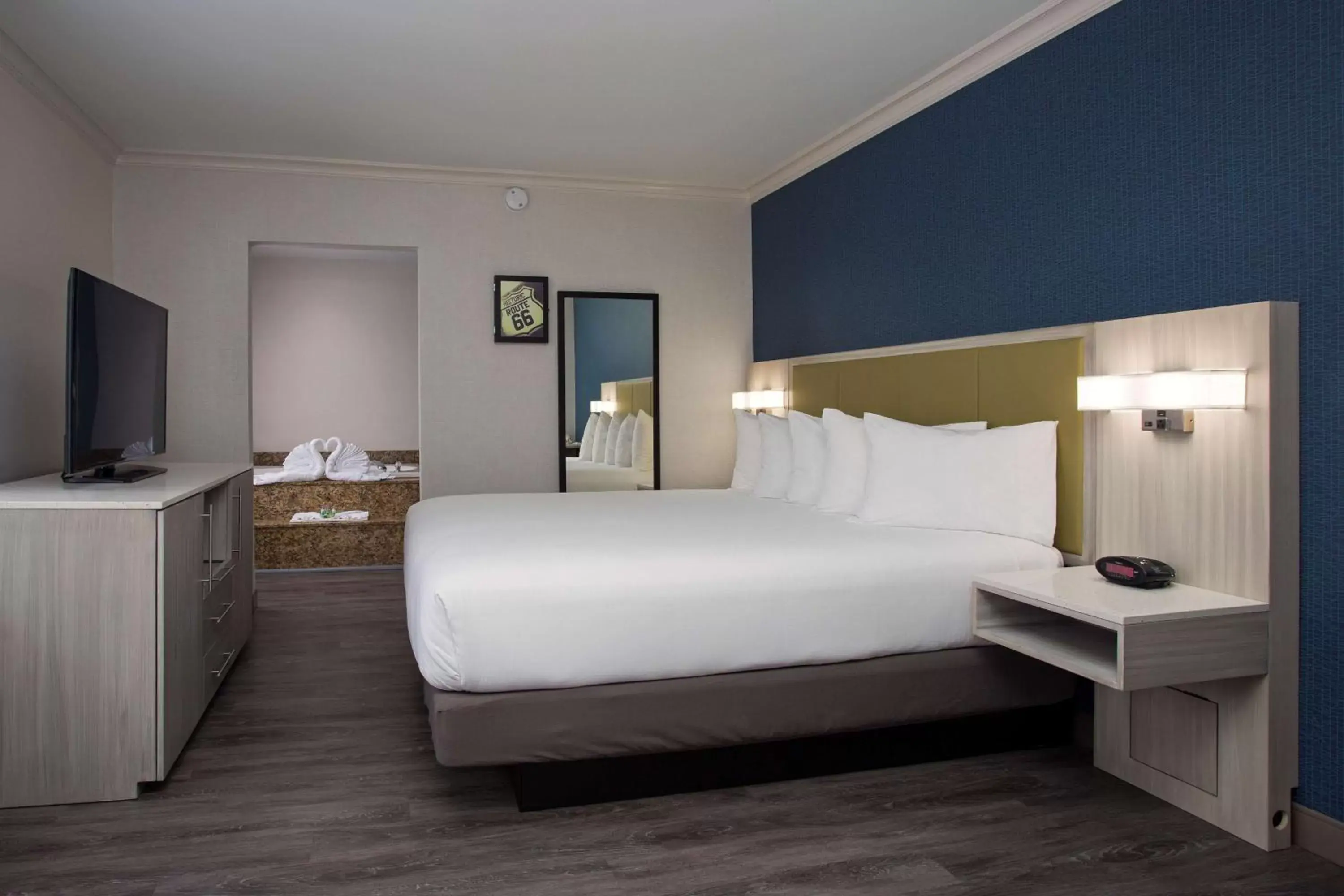 Photo of the whole room, Bed in SureStay Hotel by Best Western Santa Monica