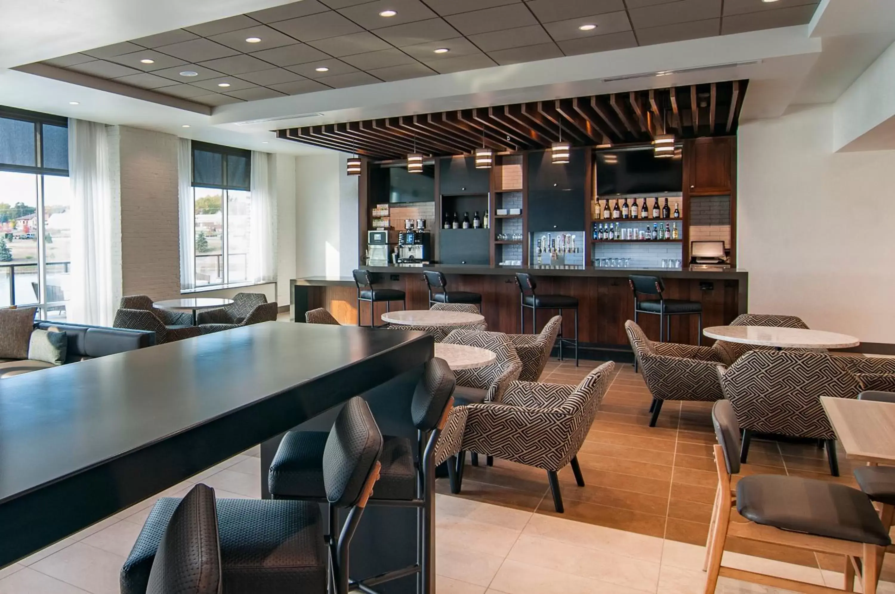 Lounge/Bar in Hyatt Place Sioux Falls South