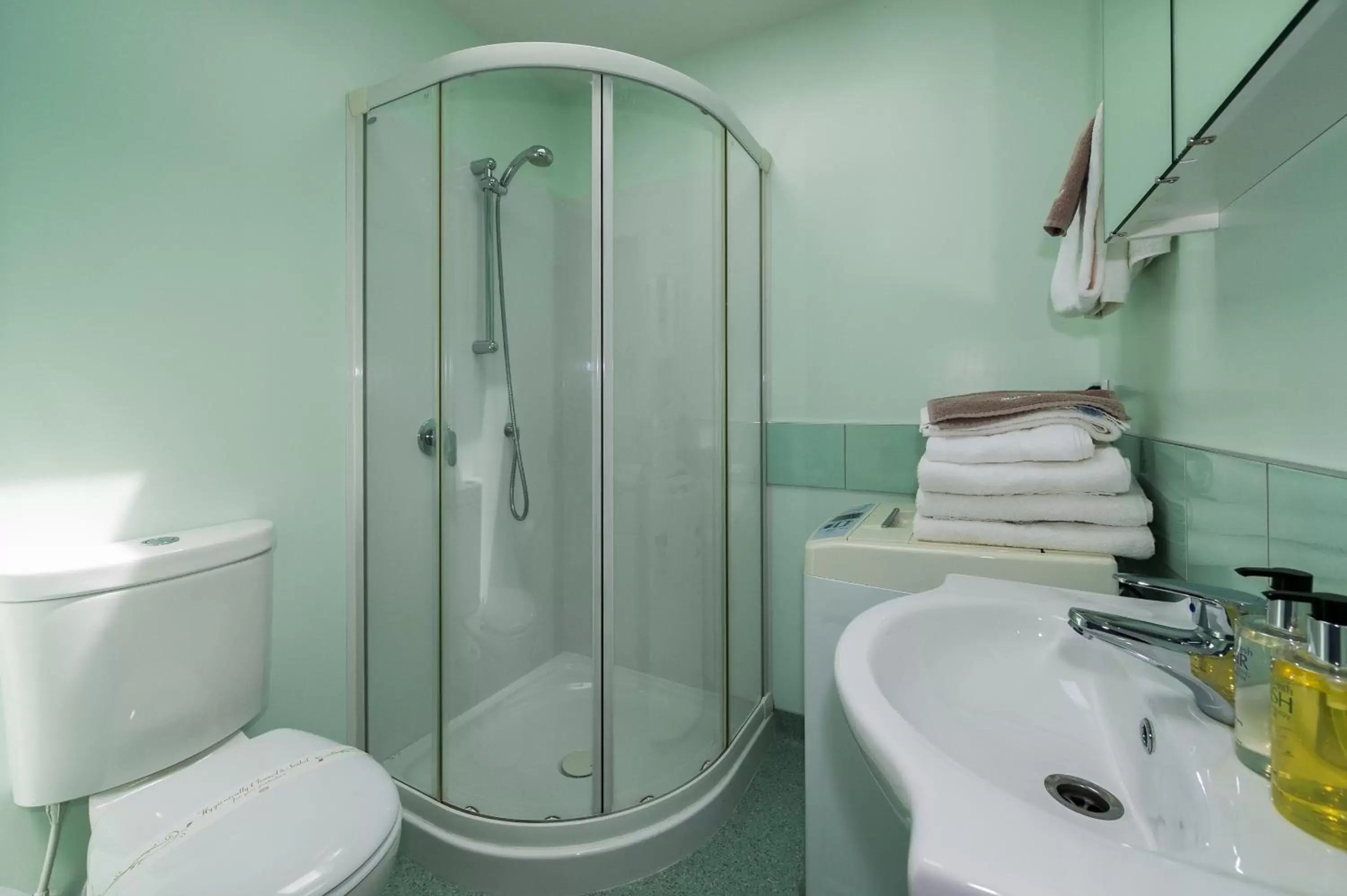 Bathroom in Harbour View Motel