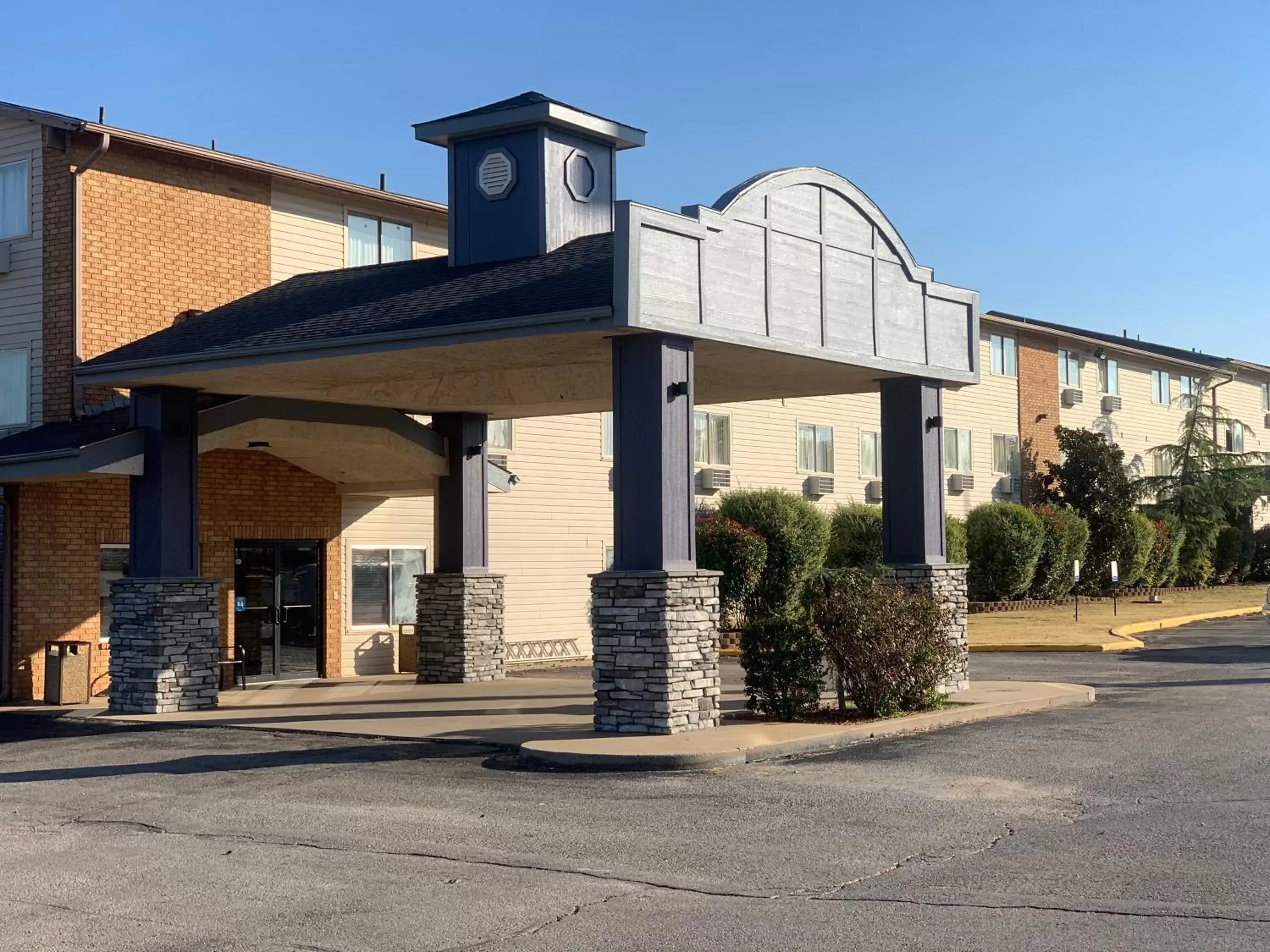 Property Building in Econo Lodge Inn & Suites Clinton