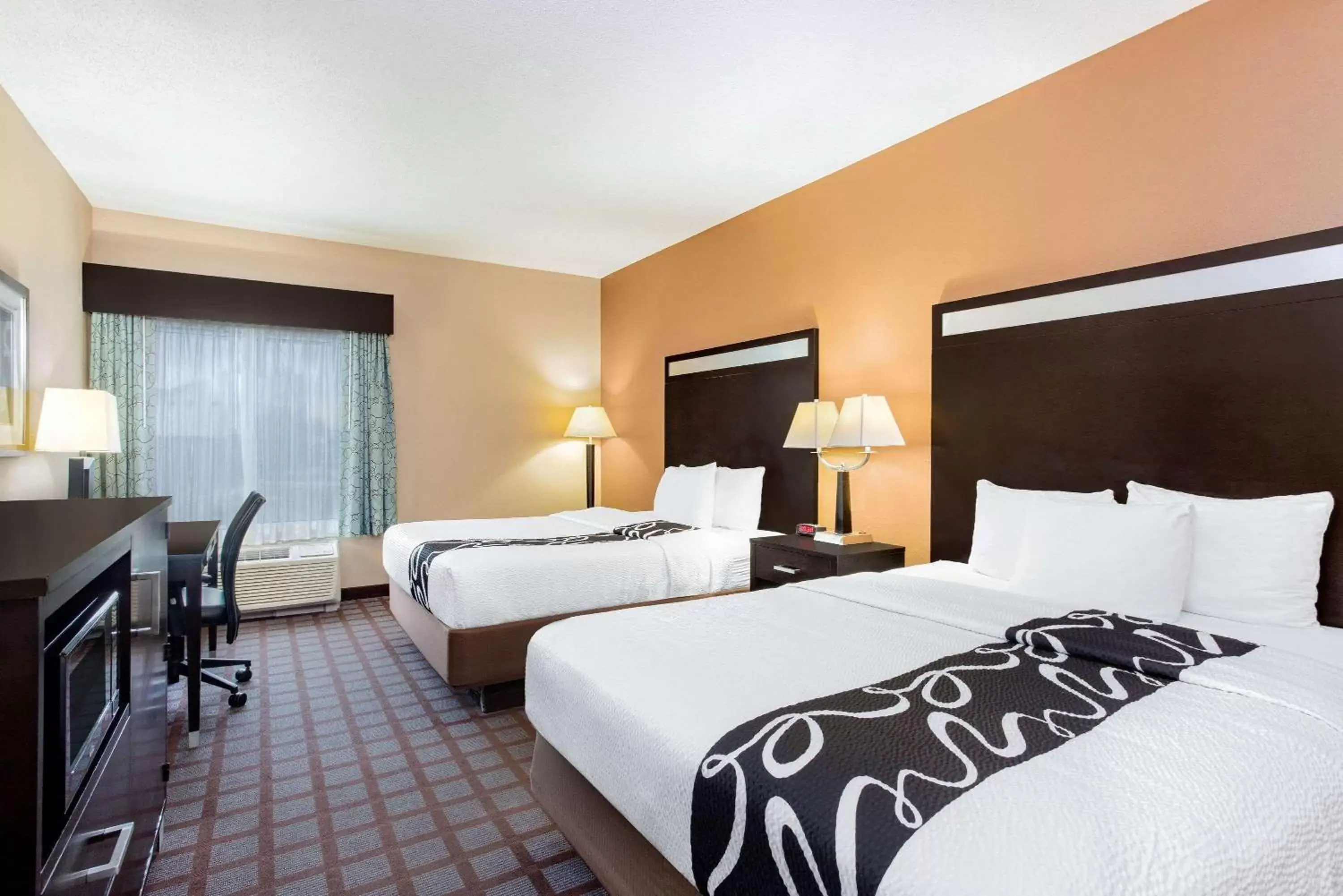 Photo of the whole room, Bed in La Quinta by Wyndham Indianapolis Airport West