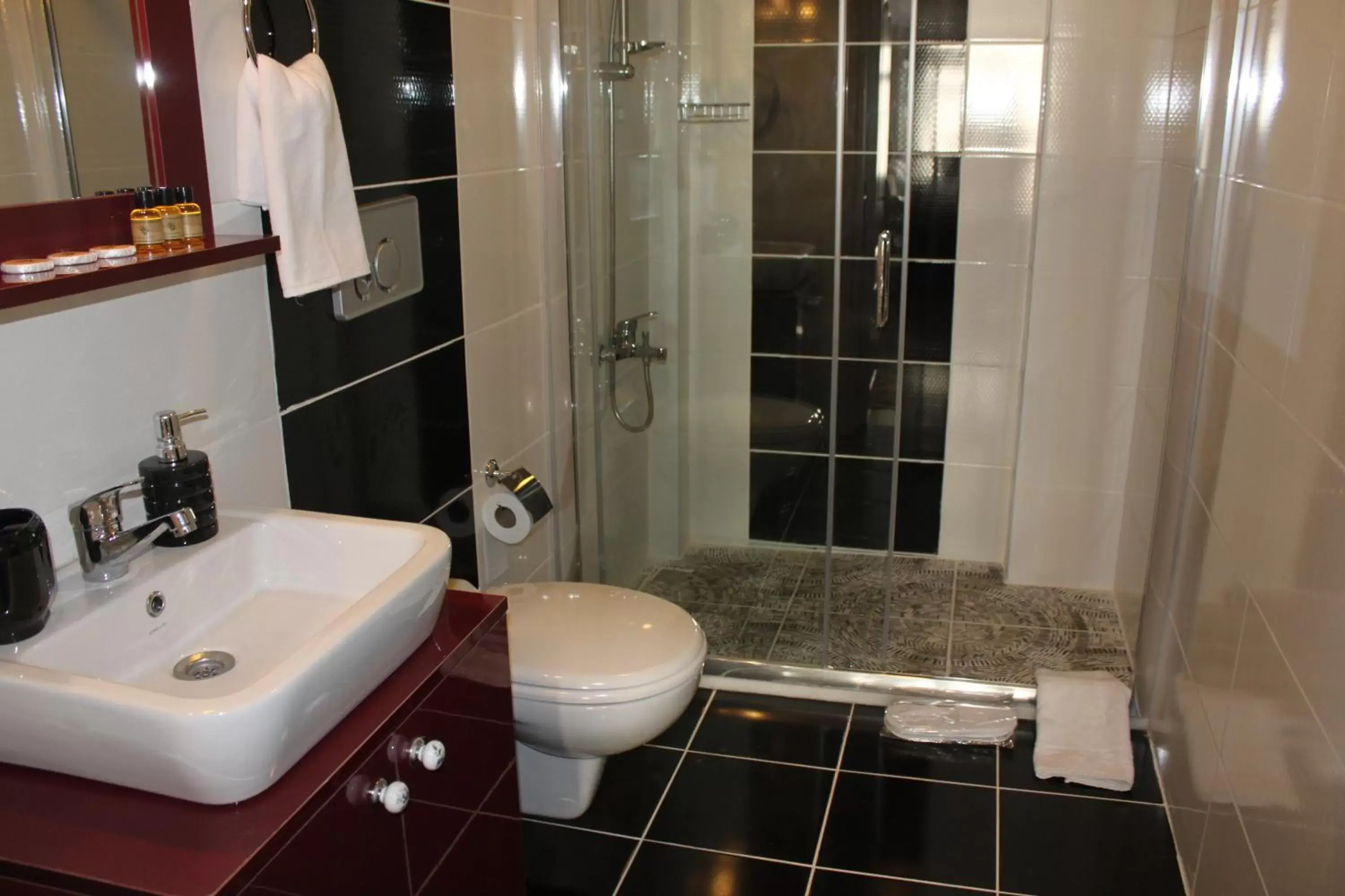 Shower, Bathroom in Spinel Hotel - Old City