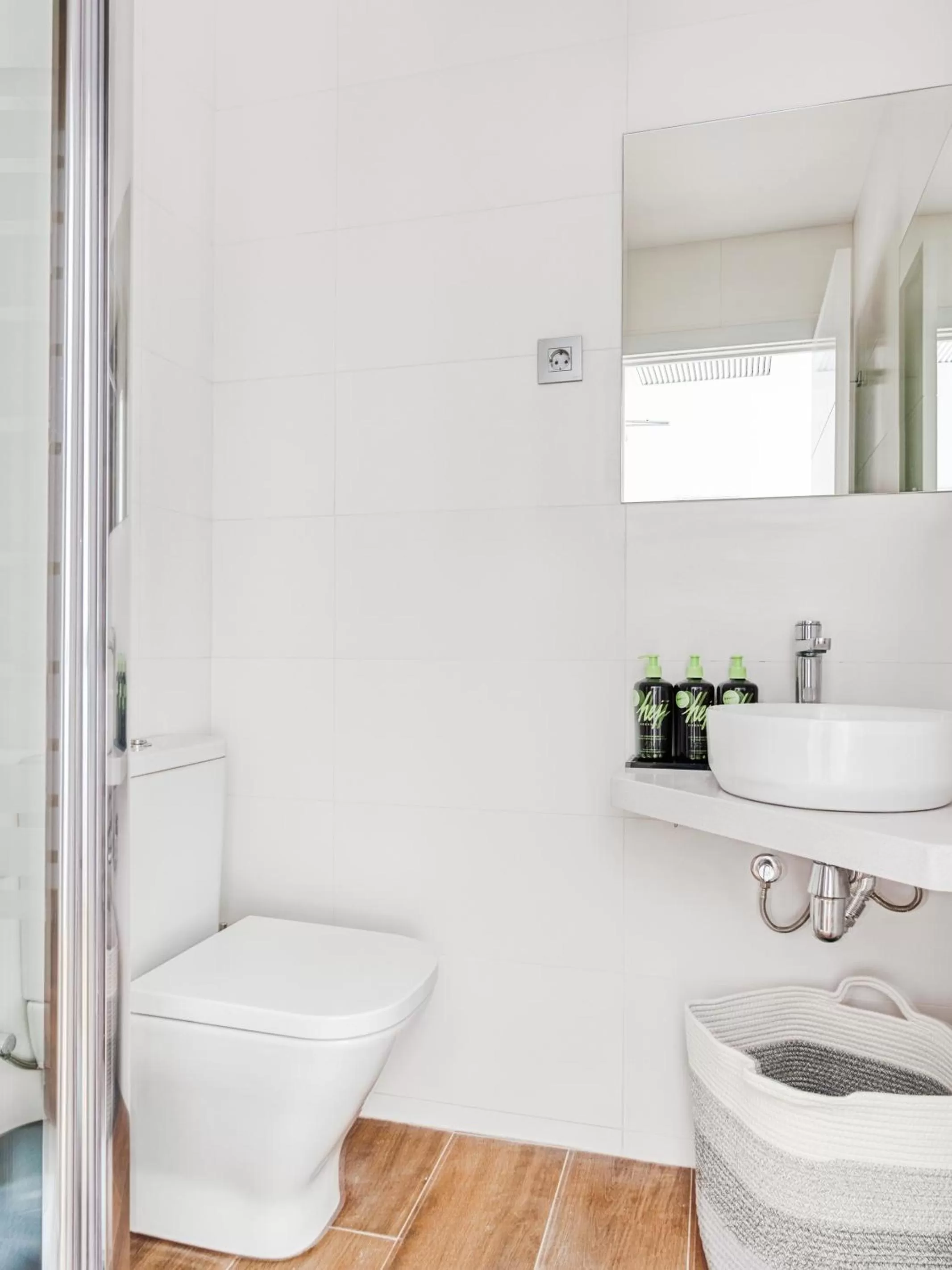 Bathroom in Limehome Barcelona Carrer de Fontcoberta - Digital Access