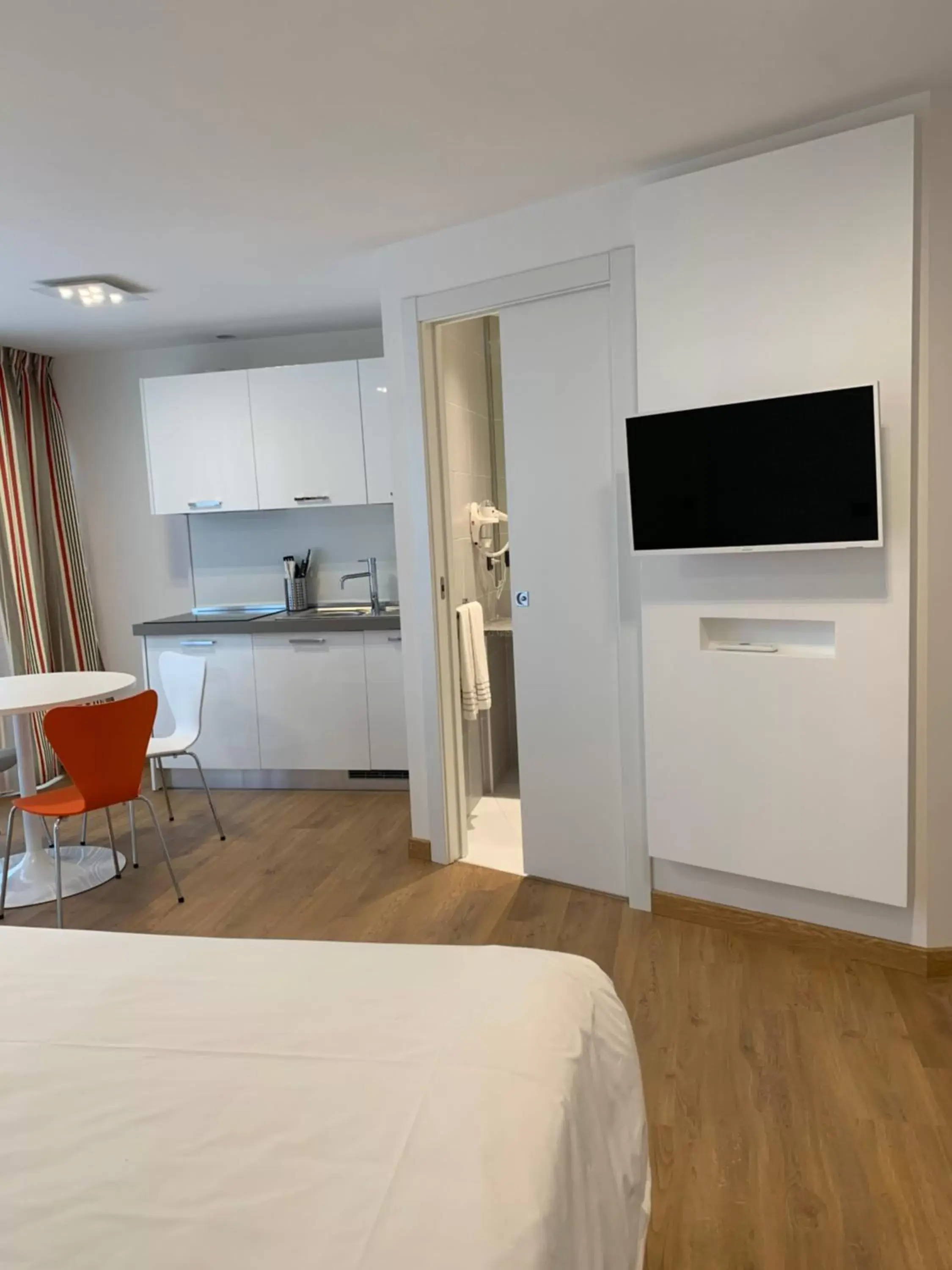 Bed, TV/Entertainment Center in BB Hotels Aparthotel Isola