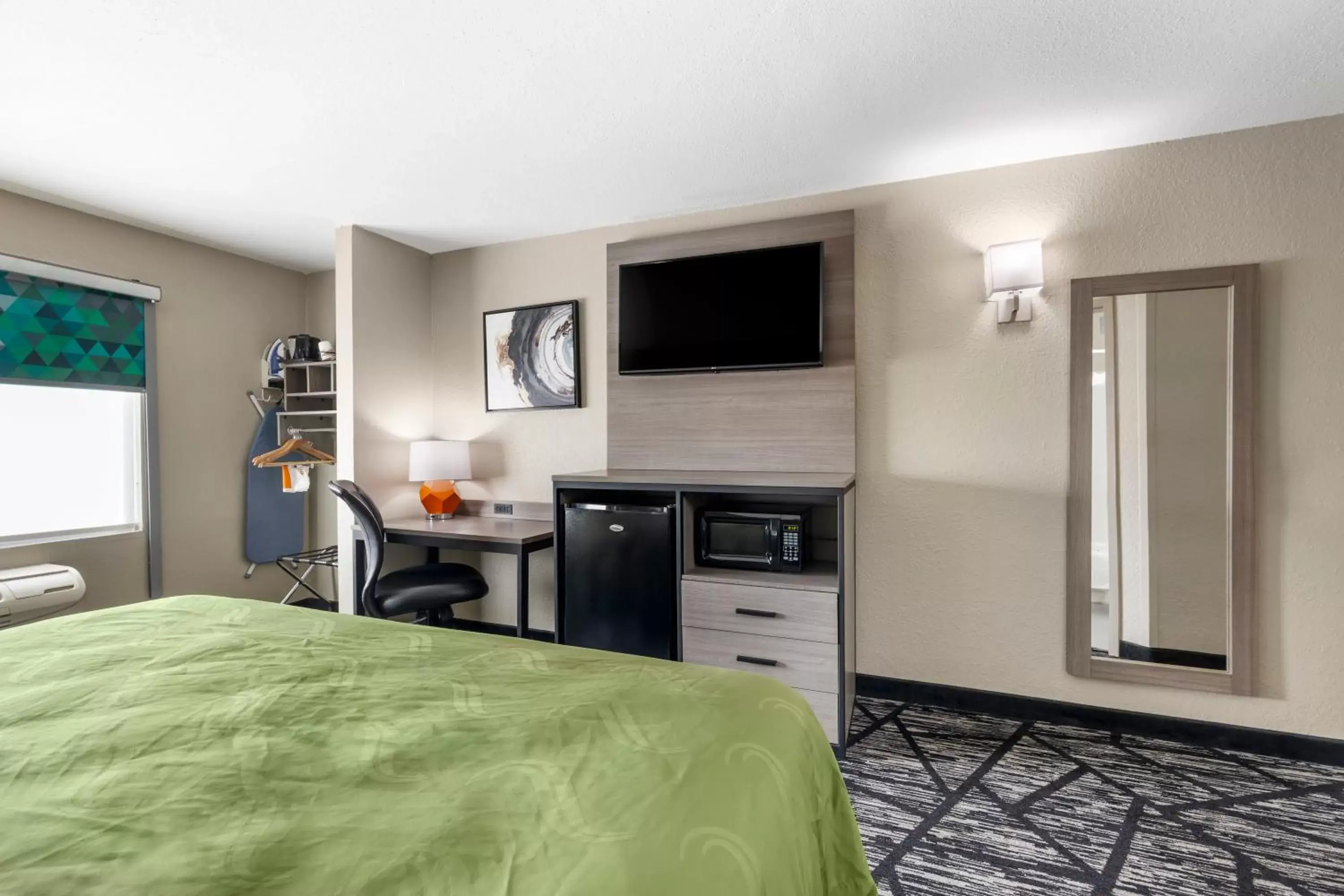 Bed, TV/Entertainment Center in Quality Inn Jackson