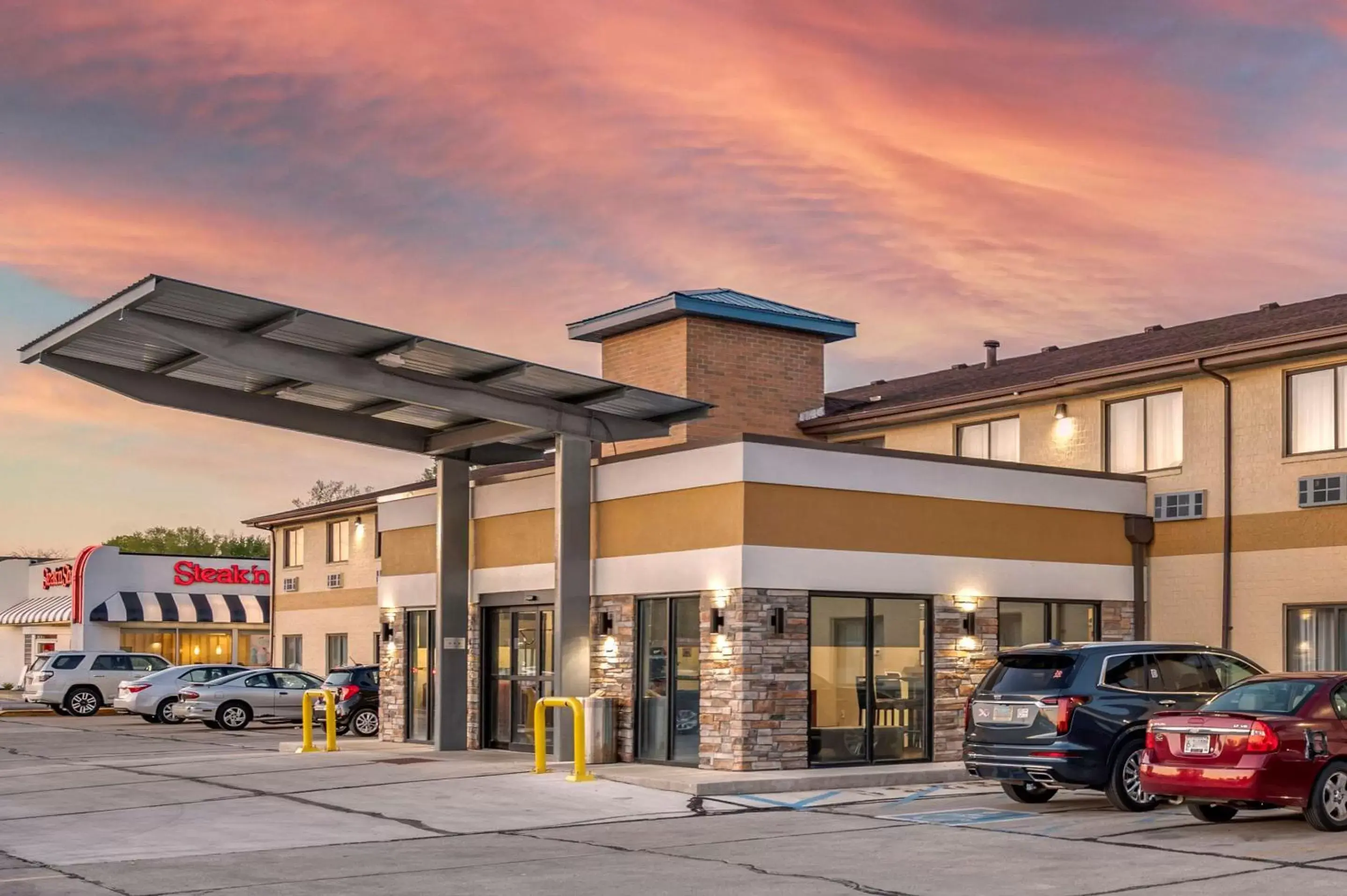 Property Building in Comfort Inn Near Kokomo Speedway