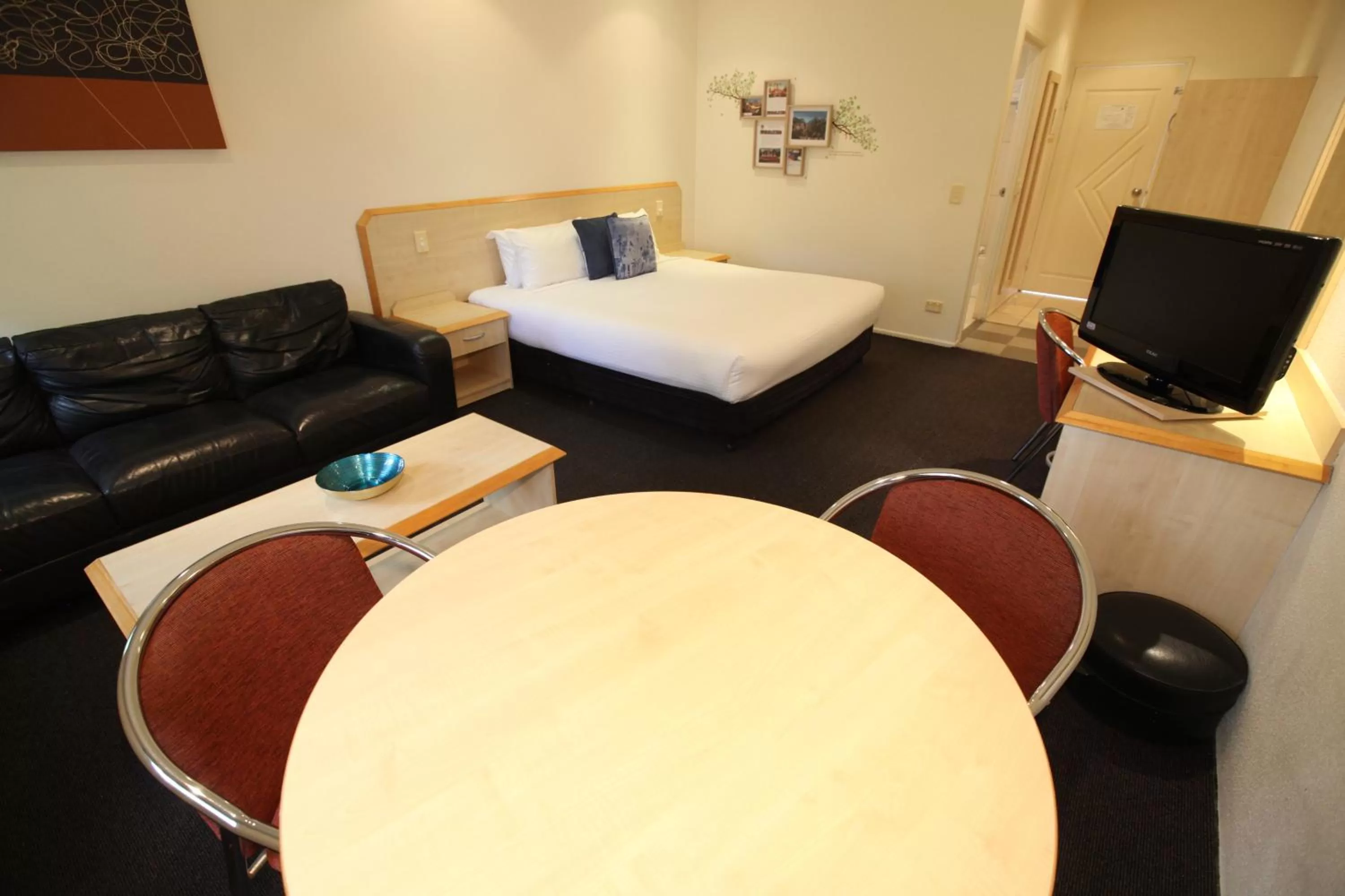 Photo of the whole room, Bed in Red Bridge Motor Inn