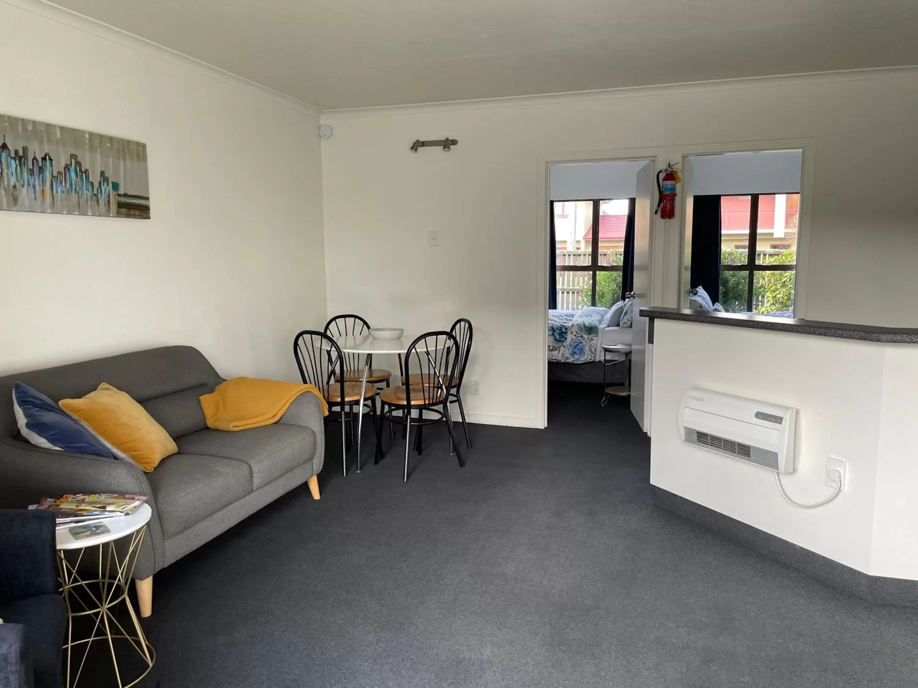 Living room, Seating Area in Colonial Motel