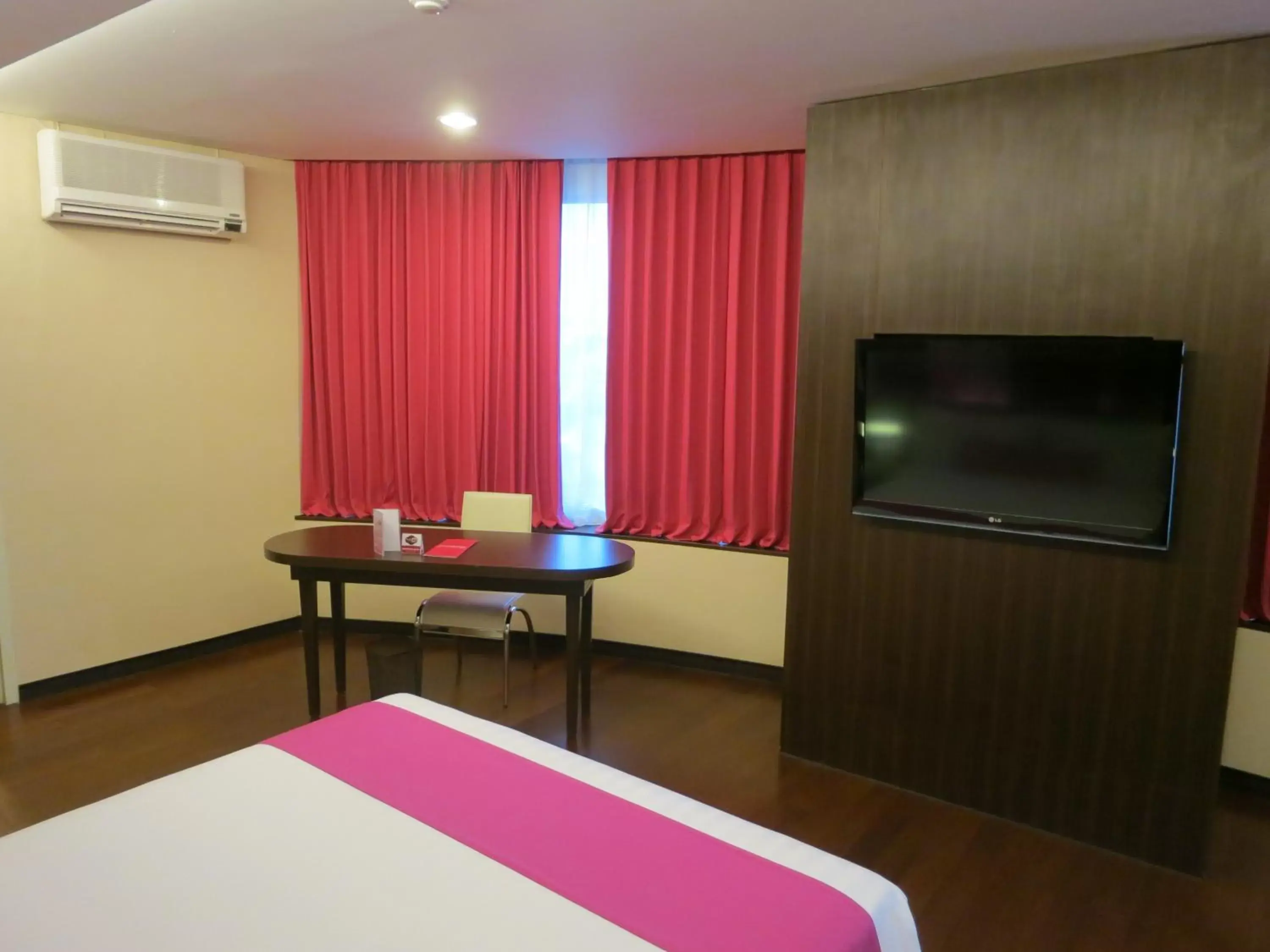 Bedroom, TV/Entertainment Center in favehotel MEX Tunjungan Surabaya