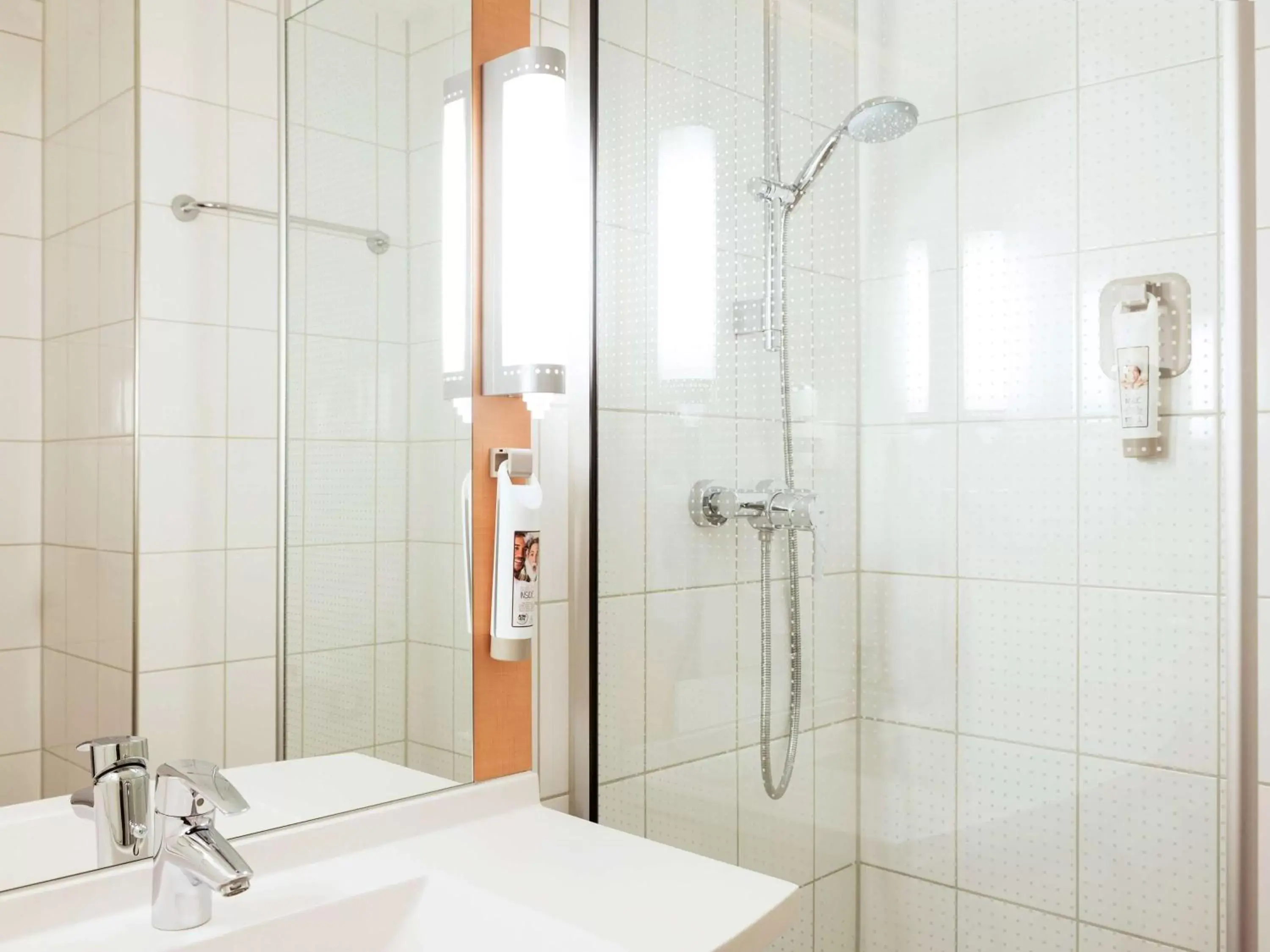 Photo of the whole room in ibis Rotterdam Vlaardingen Photo of the whole room in ibis Rotterdam Vlaardingen