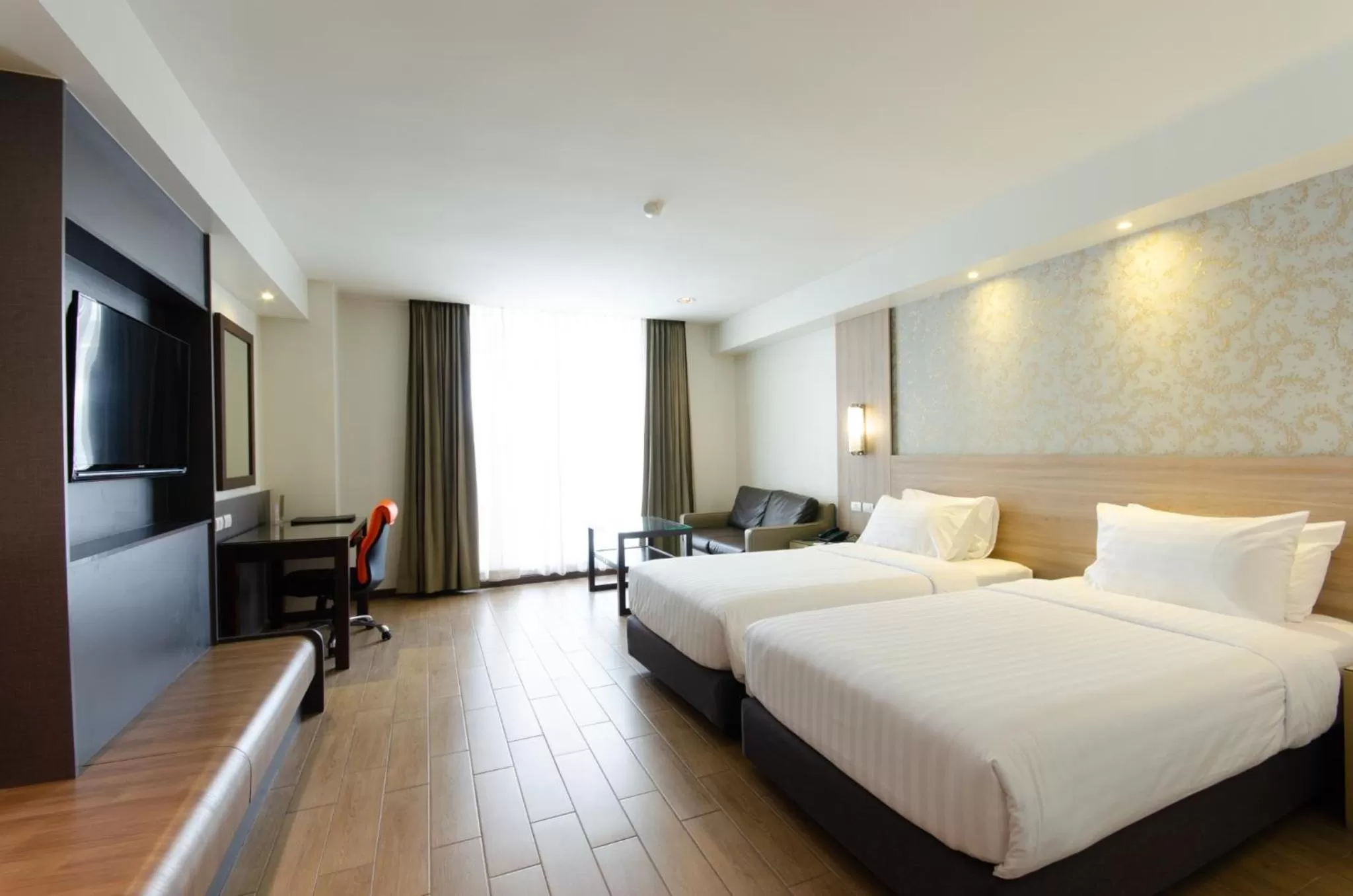 Bedroom, Bed in Dynasty Grande Hotel