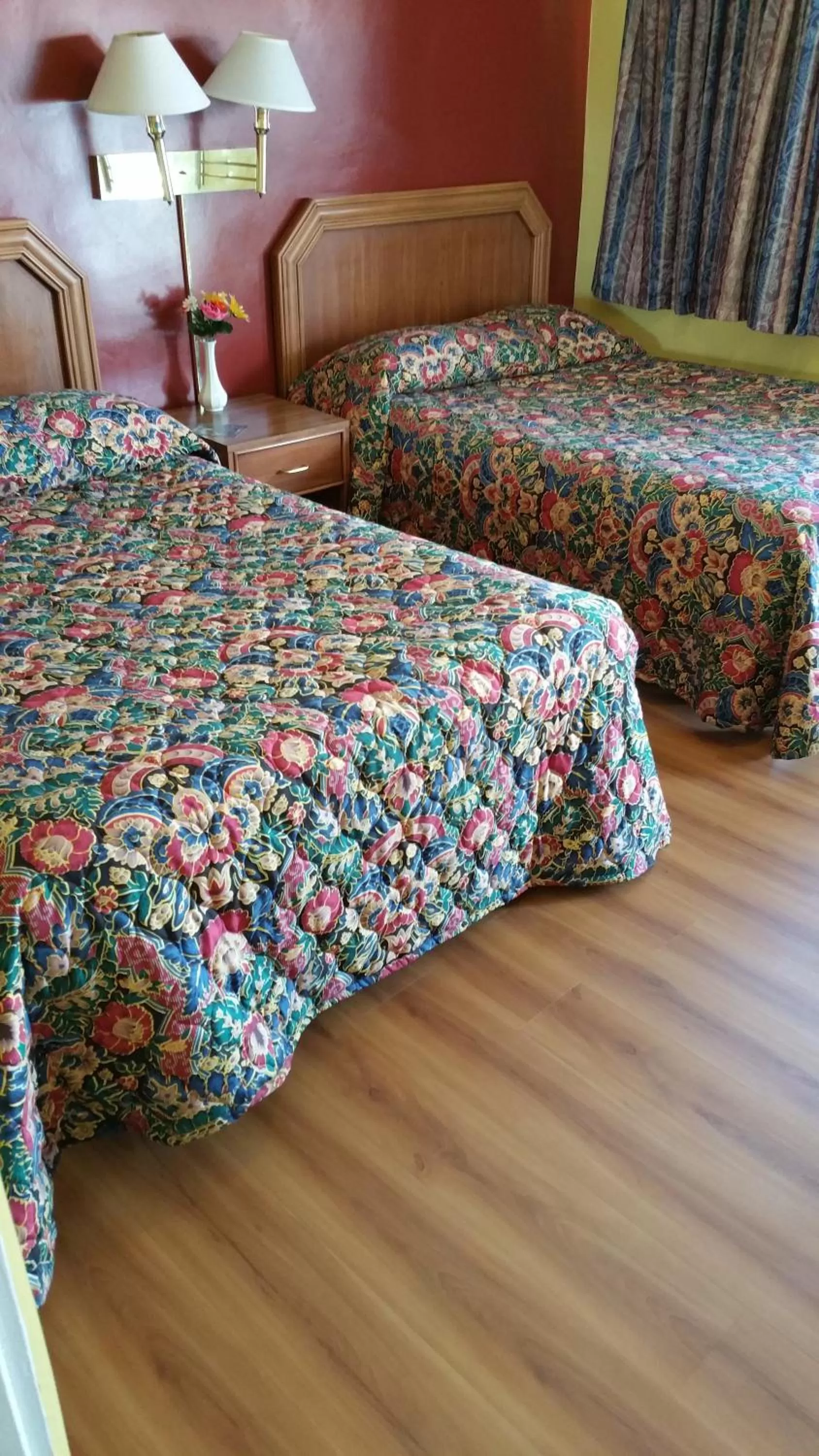 Photo of the whole room, Bed in Slumber Motel