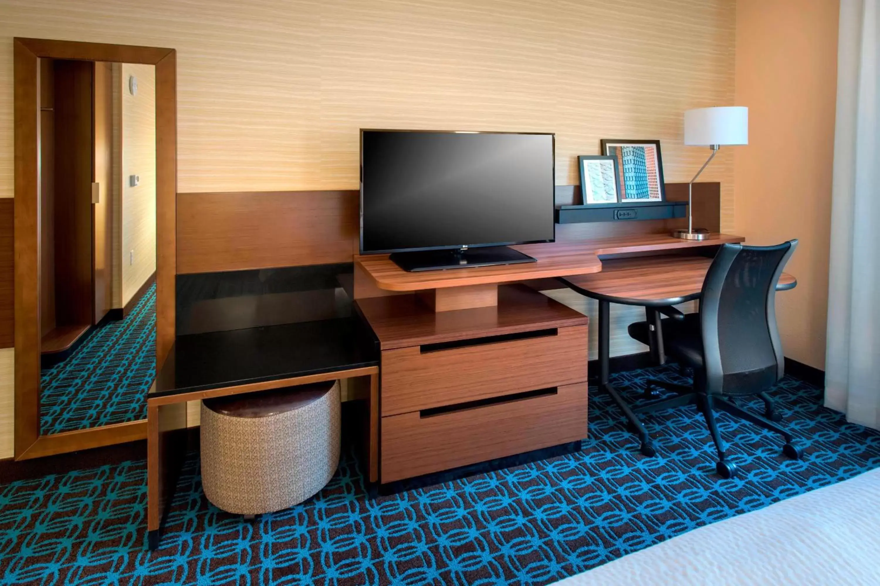 Photo of the whole room, TV/Entertainment Center in Fairfield Inn & Suites by Marriott Syracuse Carrier Circle