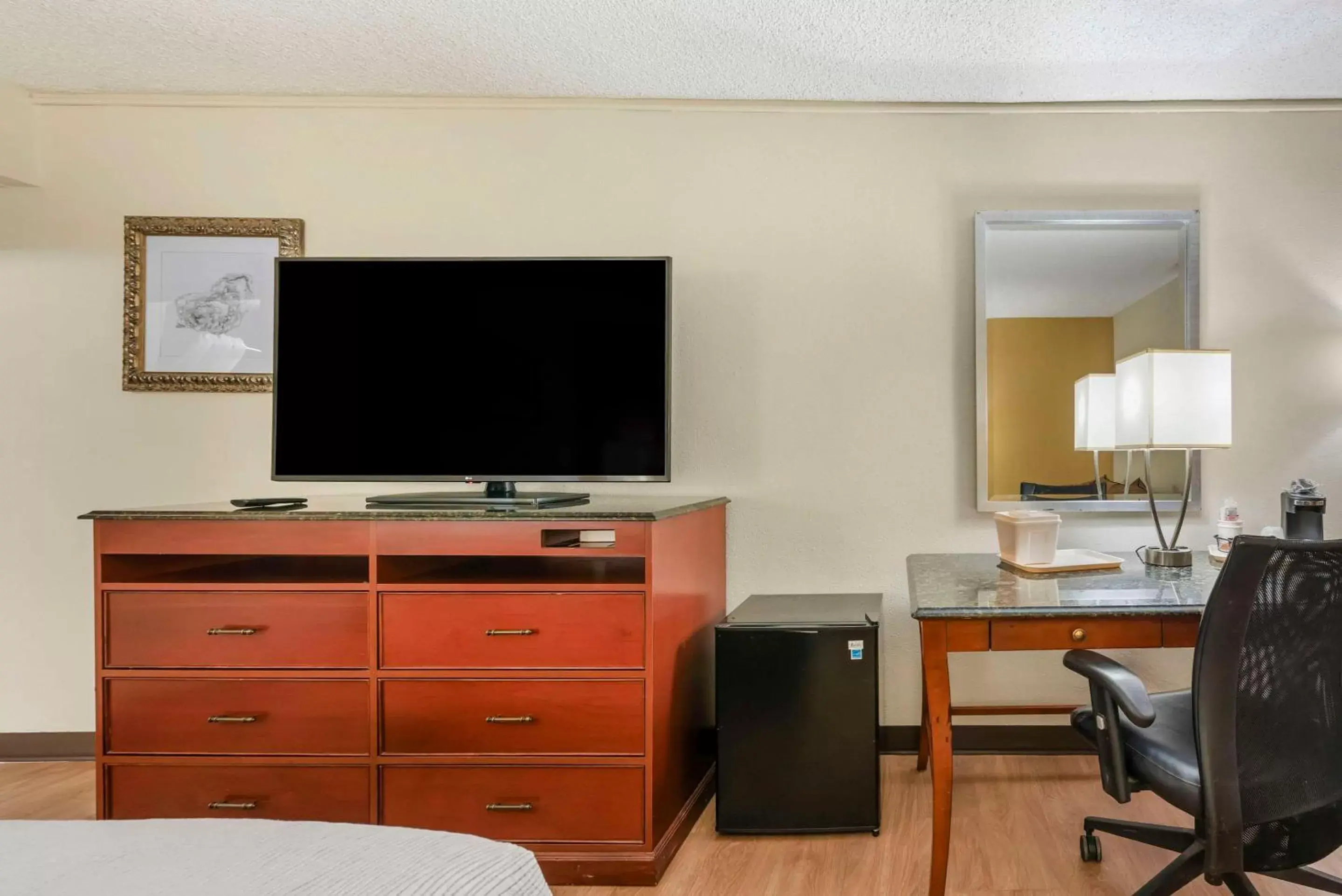Bedroom, TV/Entertainment Center in Quality Inn Alamosa Bedroom, TV/Entertainment Center in Quality Inn Alamosa