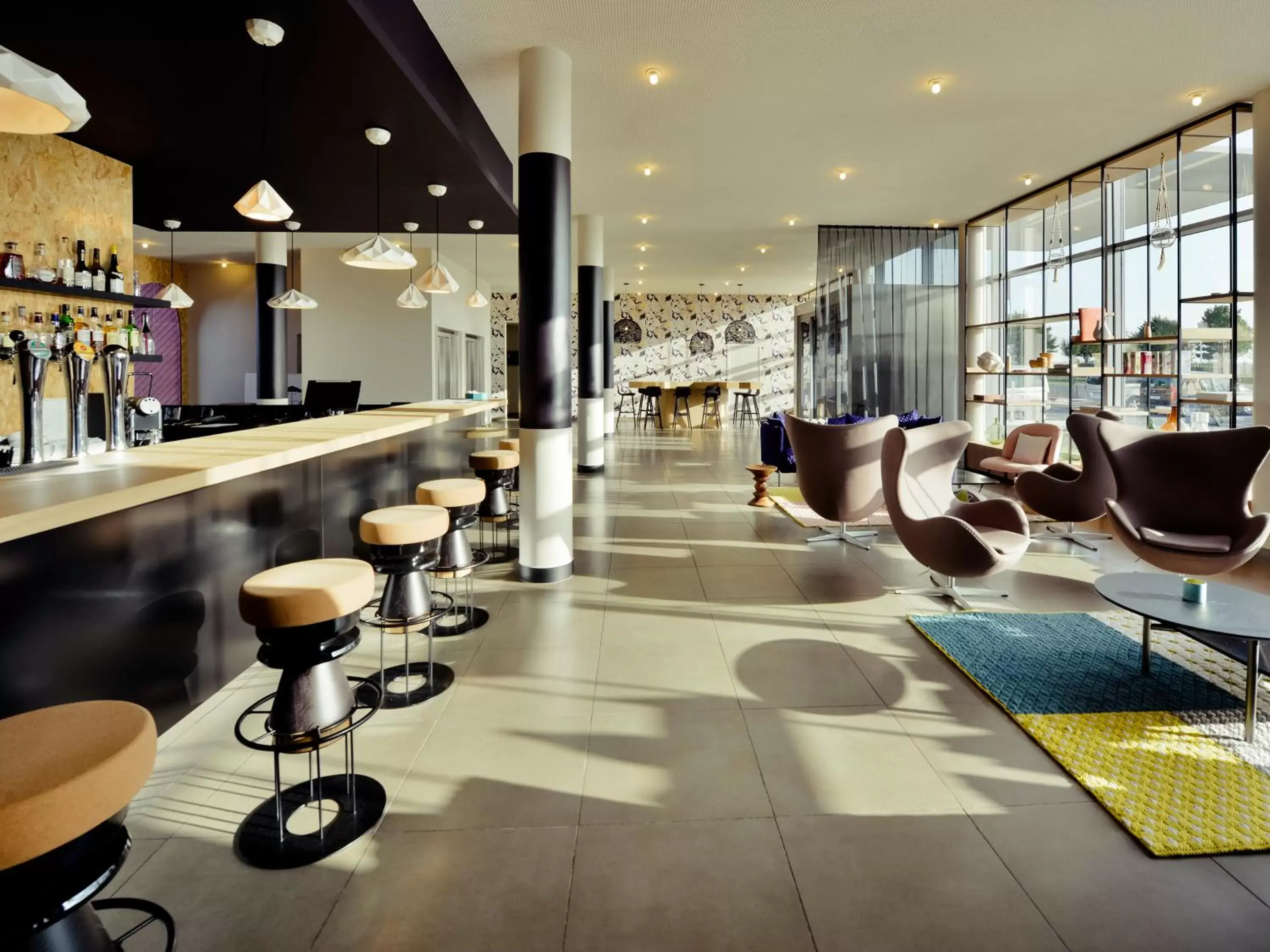 Lobby or reception, Lounge/Bar in Mercure Lyon Genas Eurexpo