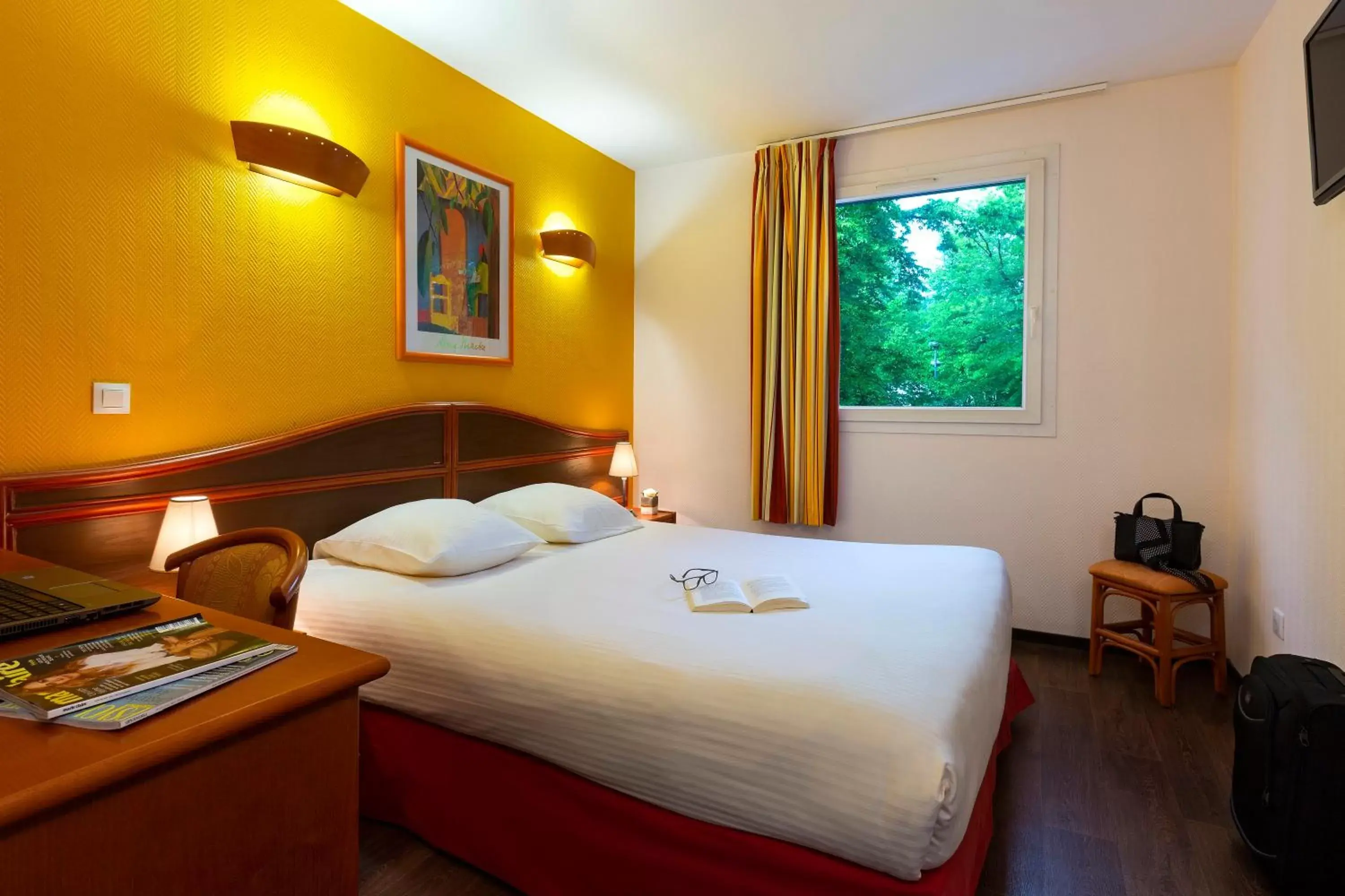 Bedroom, Bed in B&B HOTEL Amneville-les-Thermes