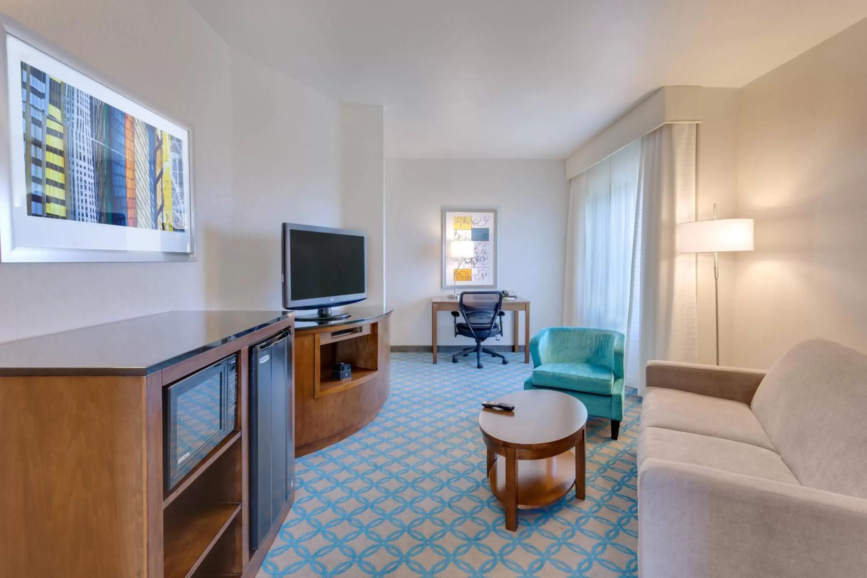 Living room, TV/Entertainment Center in Fairfield Inn & Suites by Marriott San Francisco Airport/Millbrae