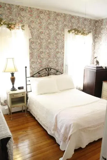 Double Room with Shared Bathroom #8 in The Coolidge Corner Guest House: A Brookline Bed and Breakfast Double Room with Shared Bathroom #8 in The Coolidge Corner Guest House: A Brookline Bed and Breakfast
