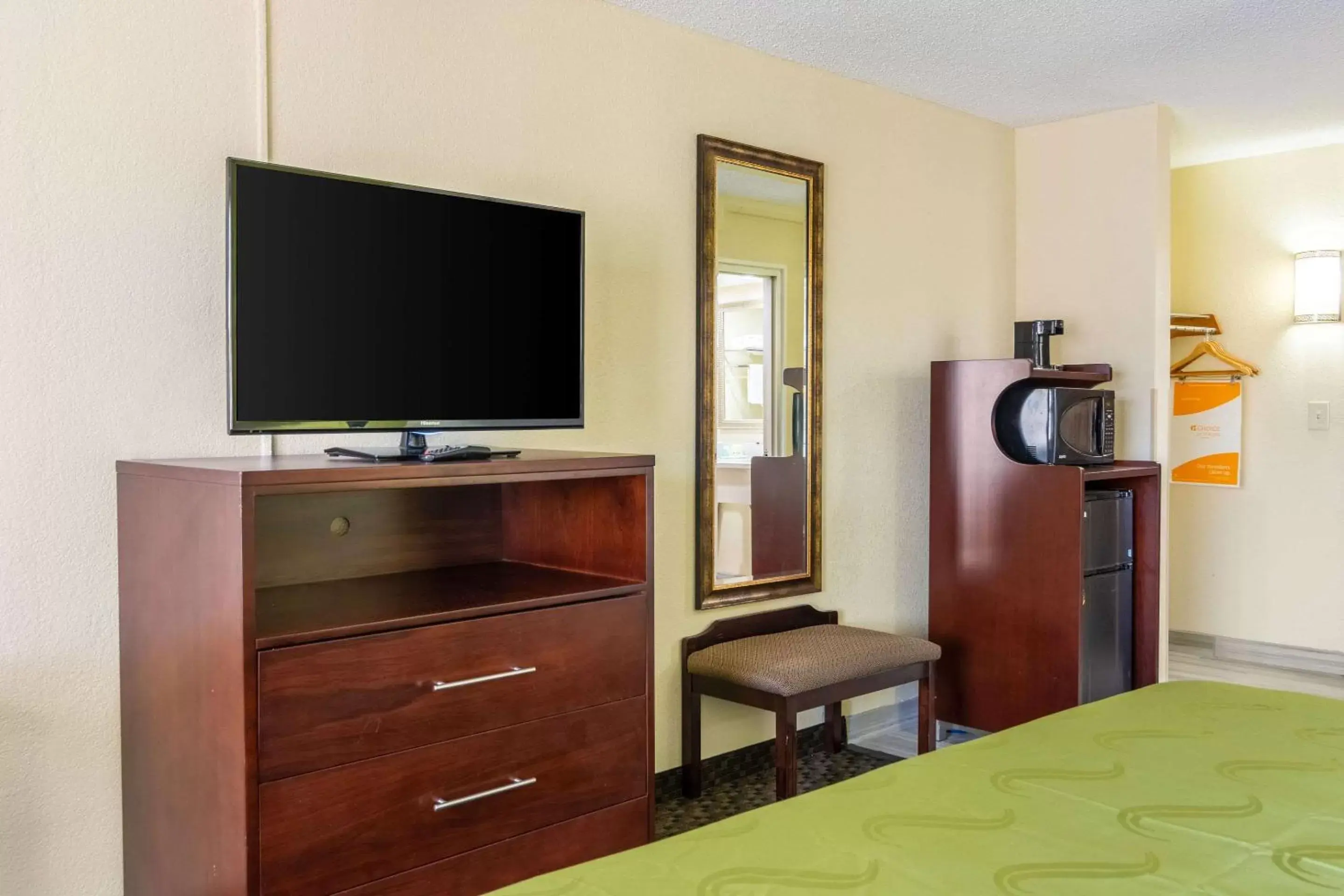 Photo of the whole room, TV/Entertainment Center in Quality Inn Central