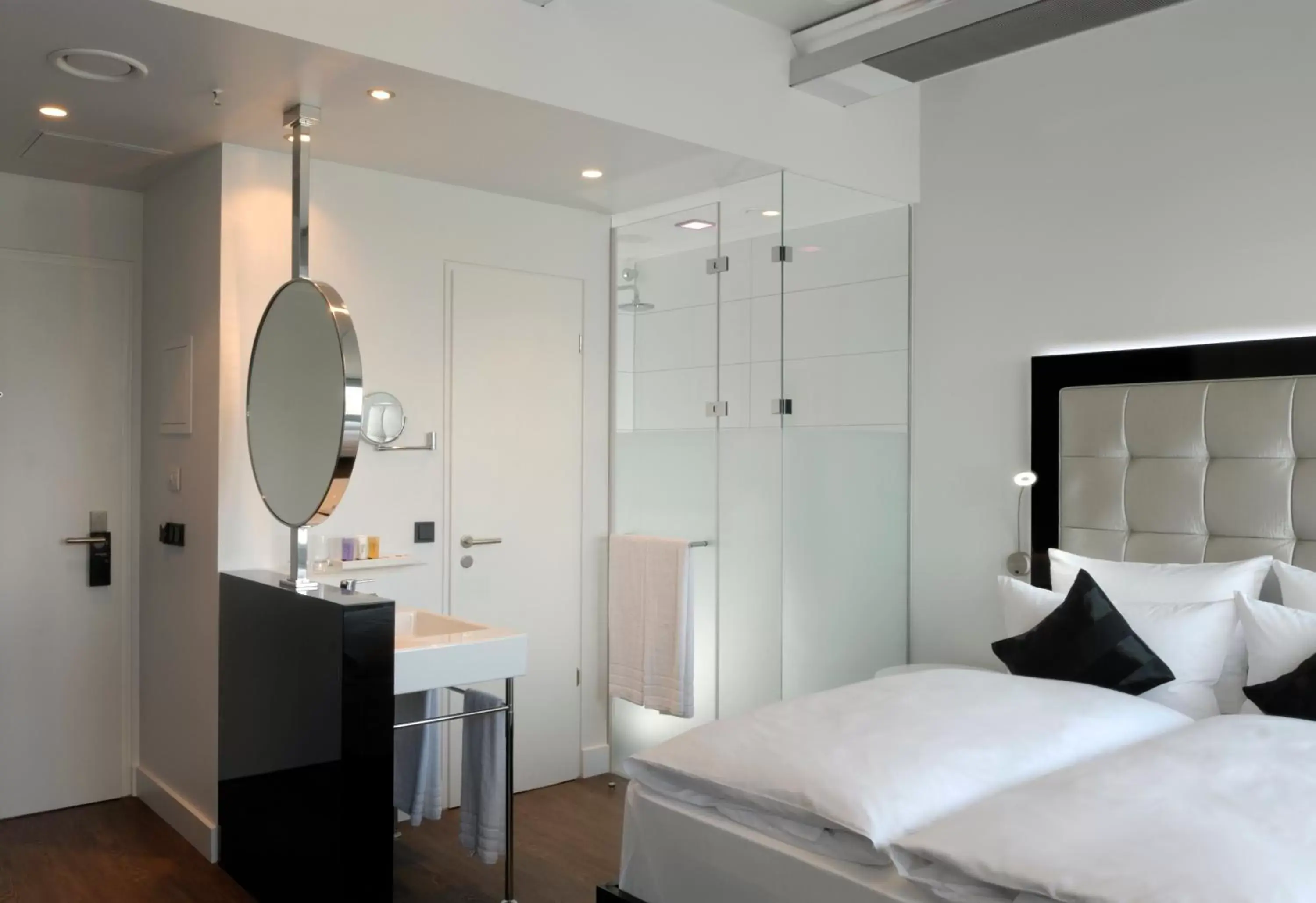 Photo of the whole room, Bathroom in INNSiDE by Meliá Düsseldorf Hafen