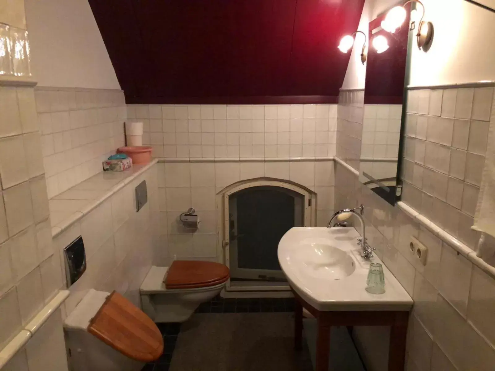 Toilet, Bathroom in landgoed Groot Boerle