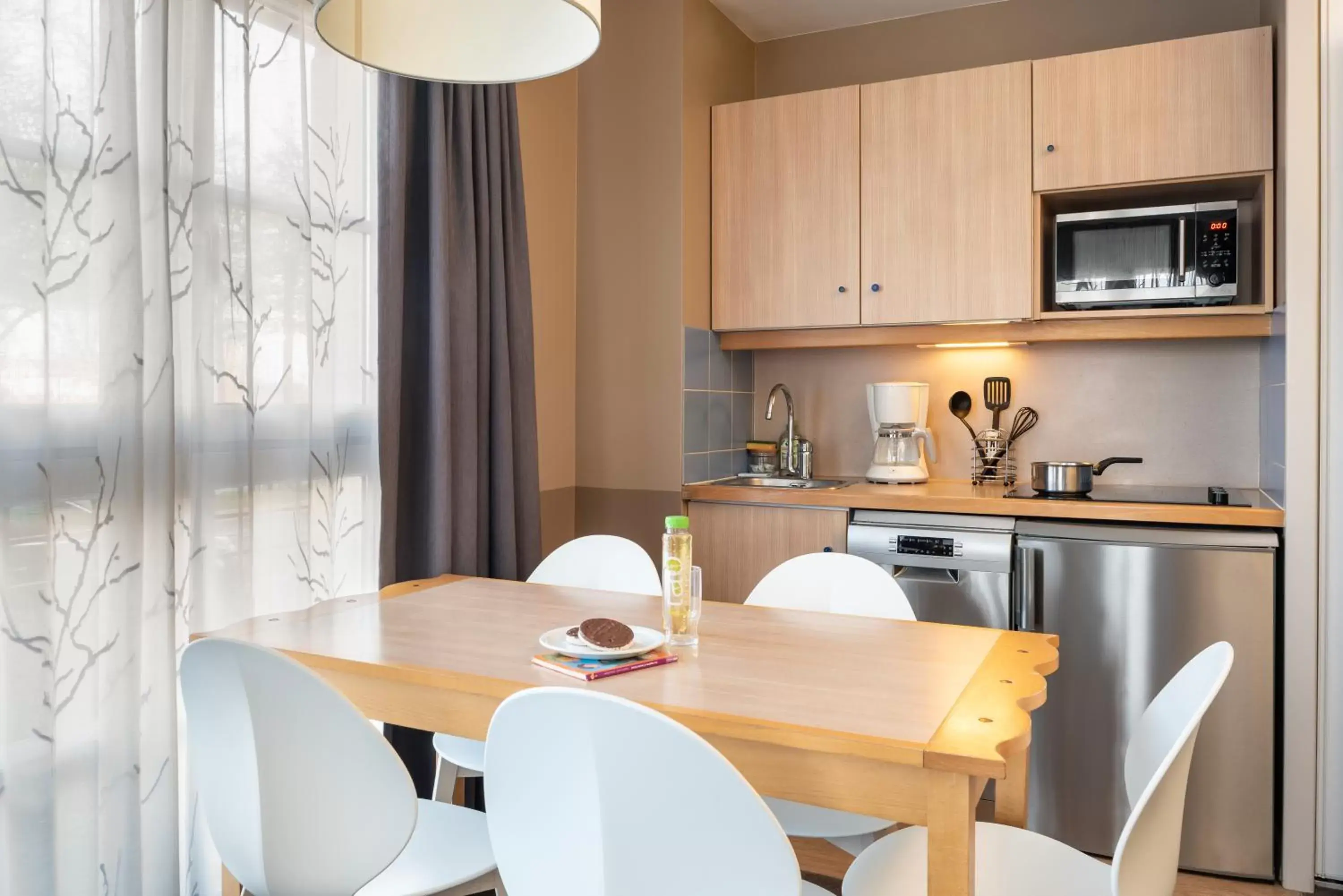 Kitchen or kitchenette, Dining Area in Aparthotel Adagio Marne La Vallée - Val d'Europe