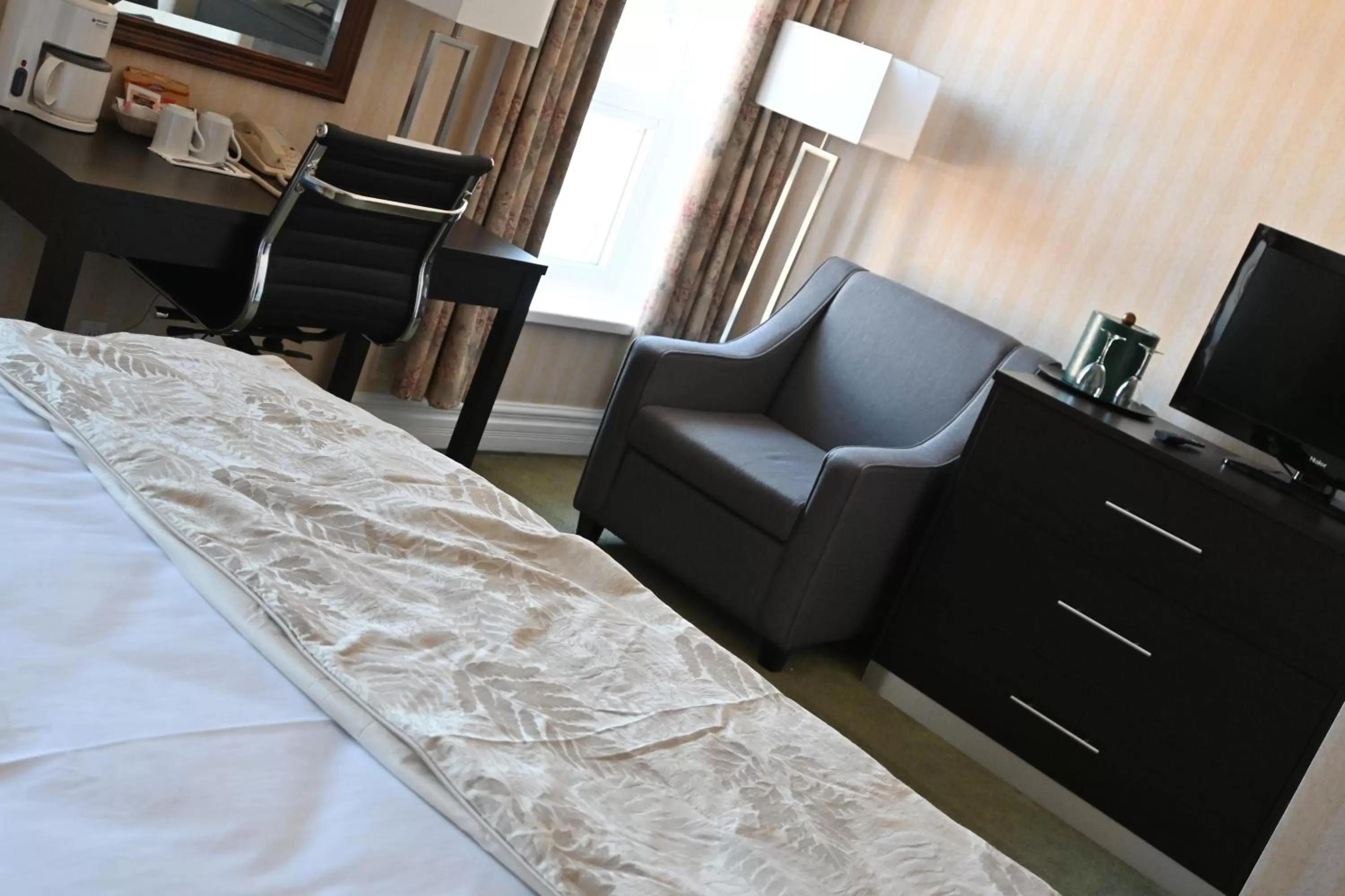 Seating area, Bed in The Gananoque Inn