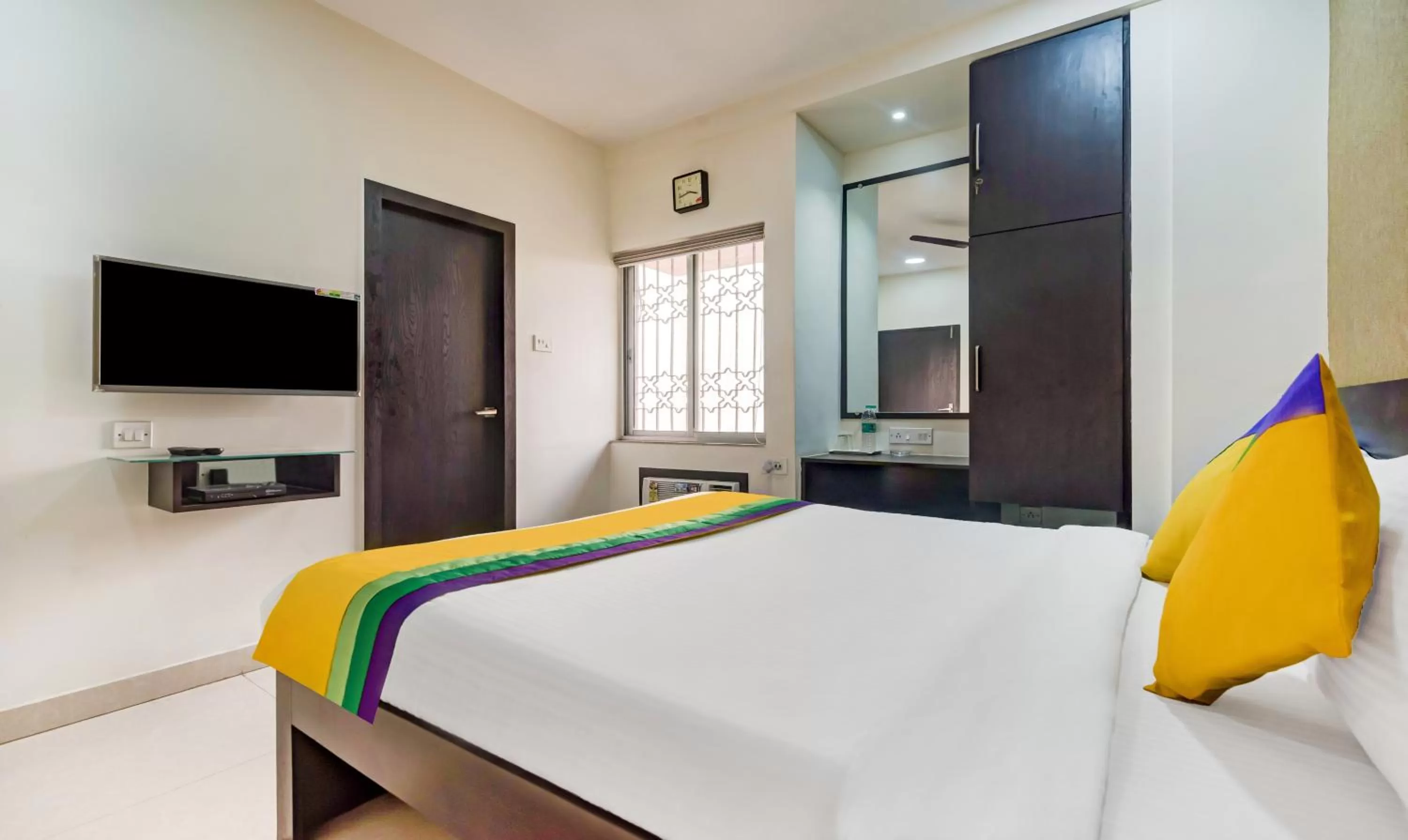 Bedroom, Bed in Itsy Hotels Neeranand Plaza, Bhawanipur