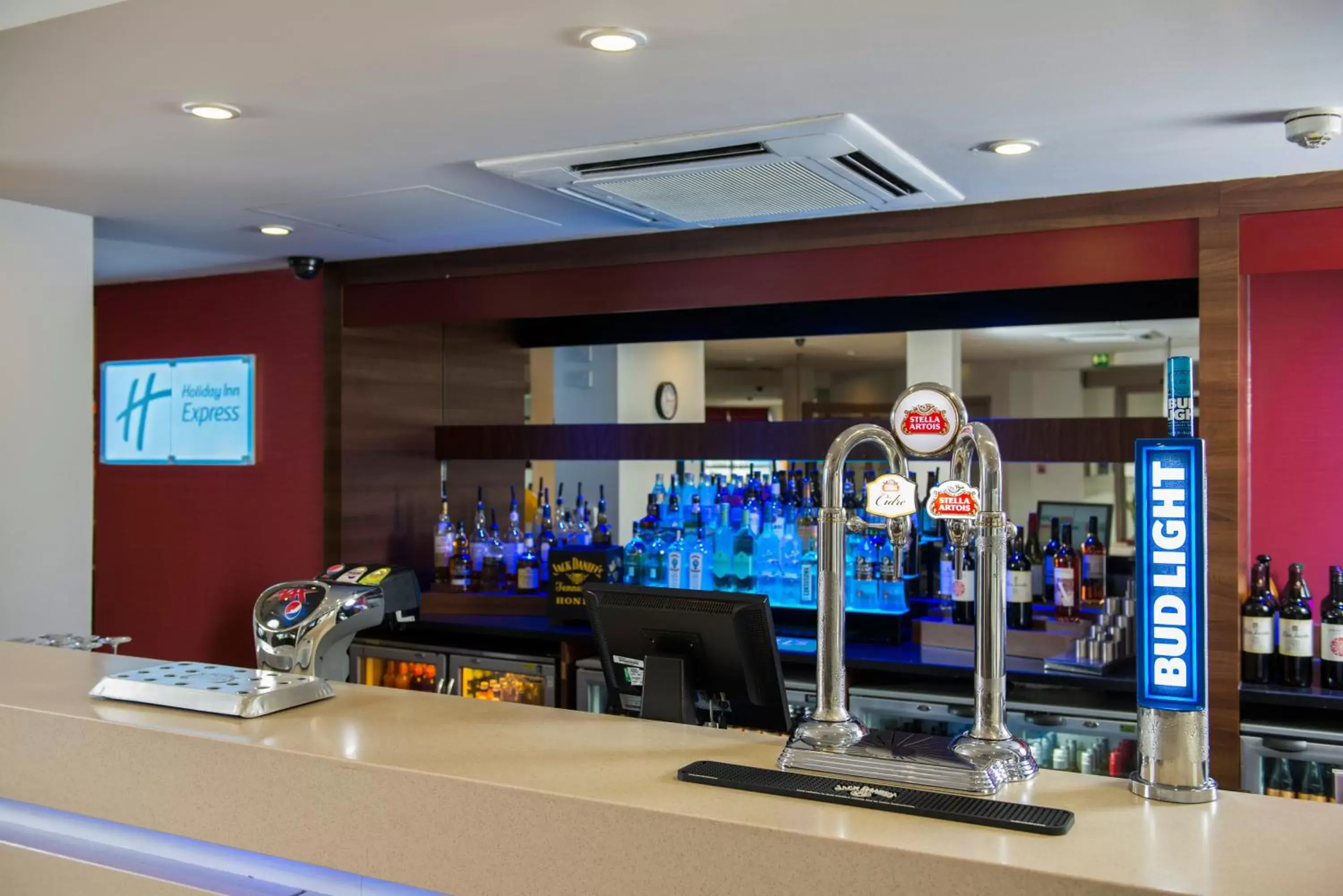 Lounge or bar in Holiday Inn Express Birmingham Oldbury, an IHG Hotel