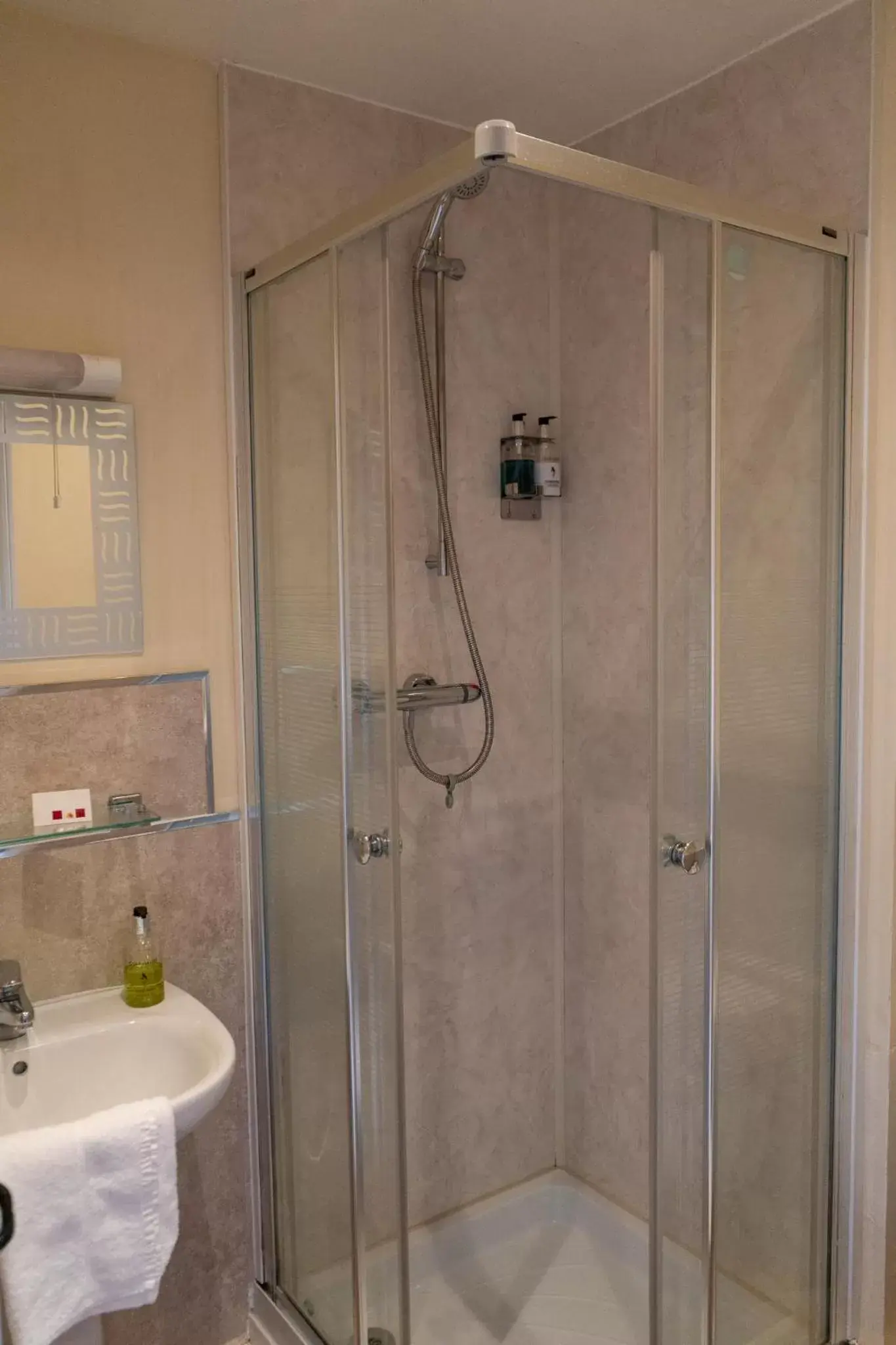Shower, Bathroom in The Kings Head Hotel